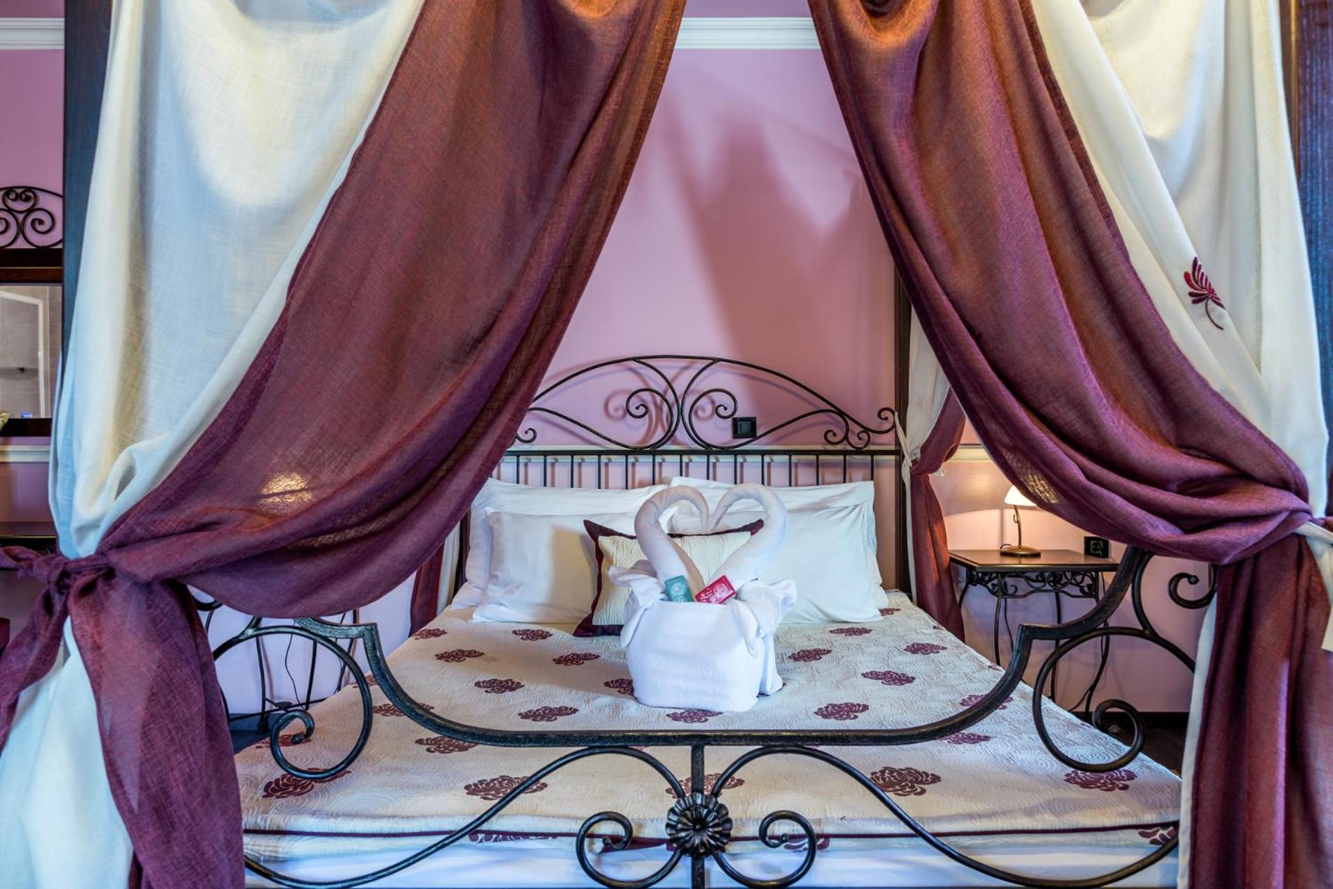 Honeymoon Suite - Photo 2