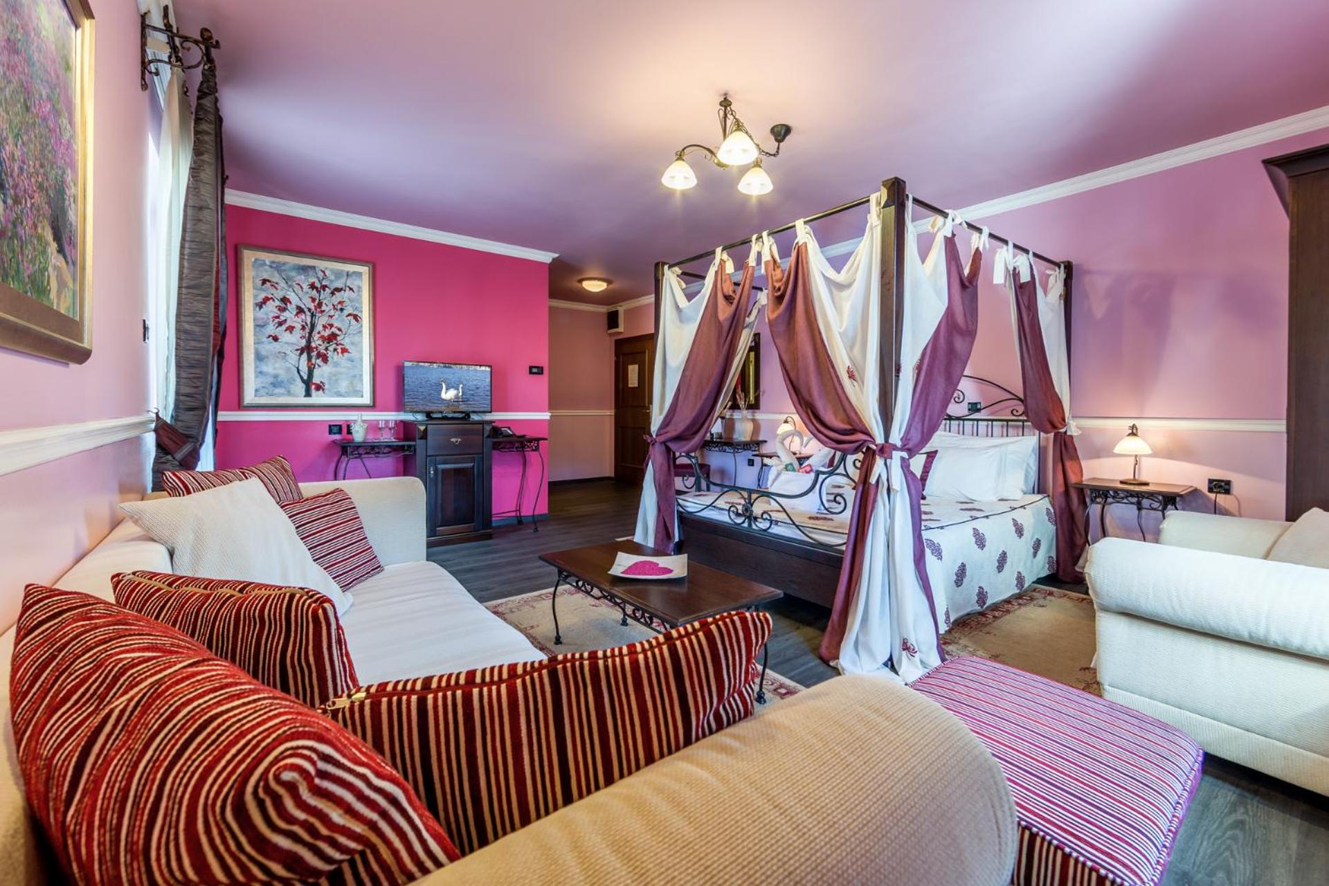 Honeymoon Suite - Photo 7