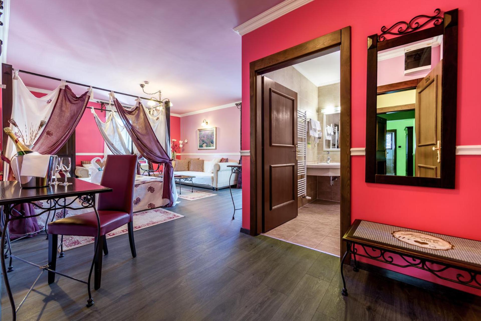 Honeymoon Suite - Photo 4