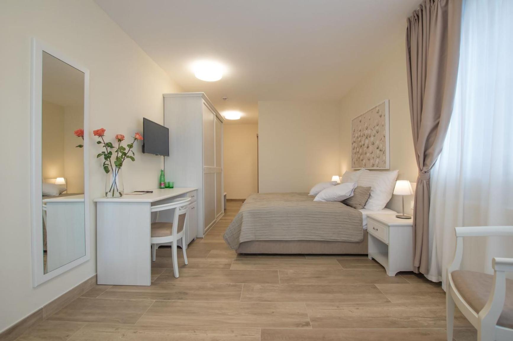 Deluxe Double or Twin Room - Photo 6