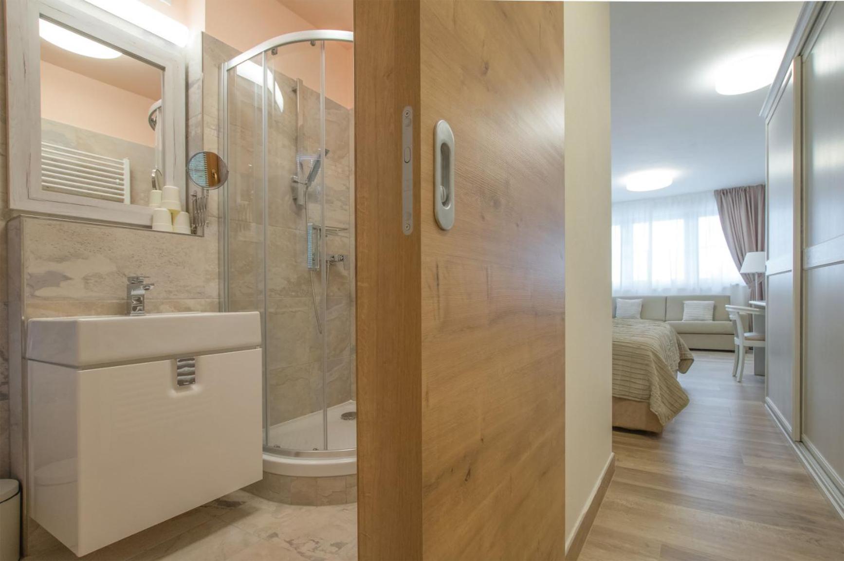 Deluxe Double or Twin Room - Photo 5