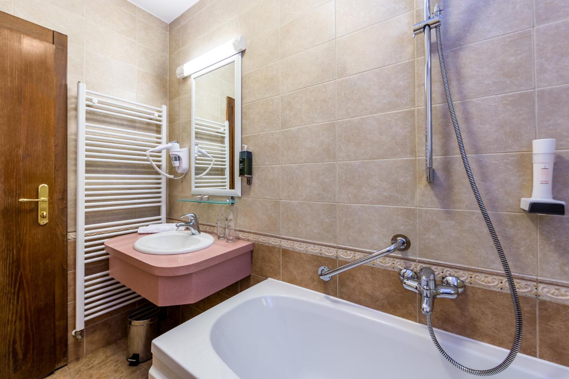 Double Room with Balcony - Photo 5