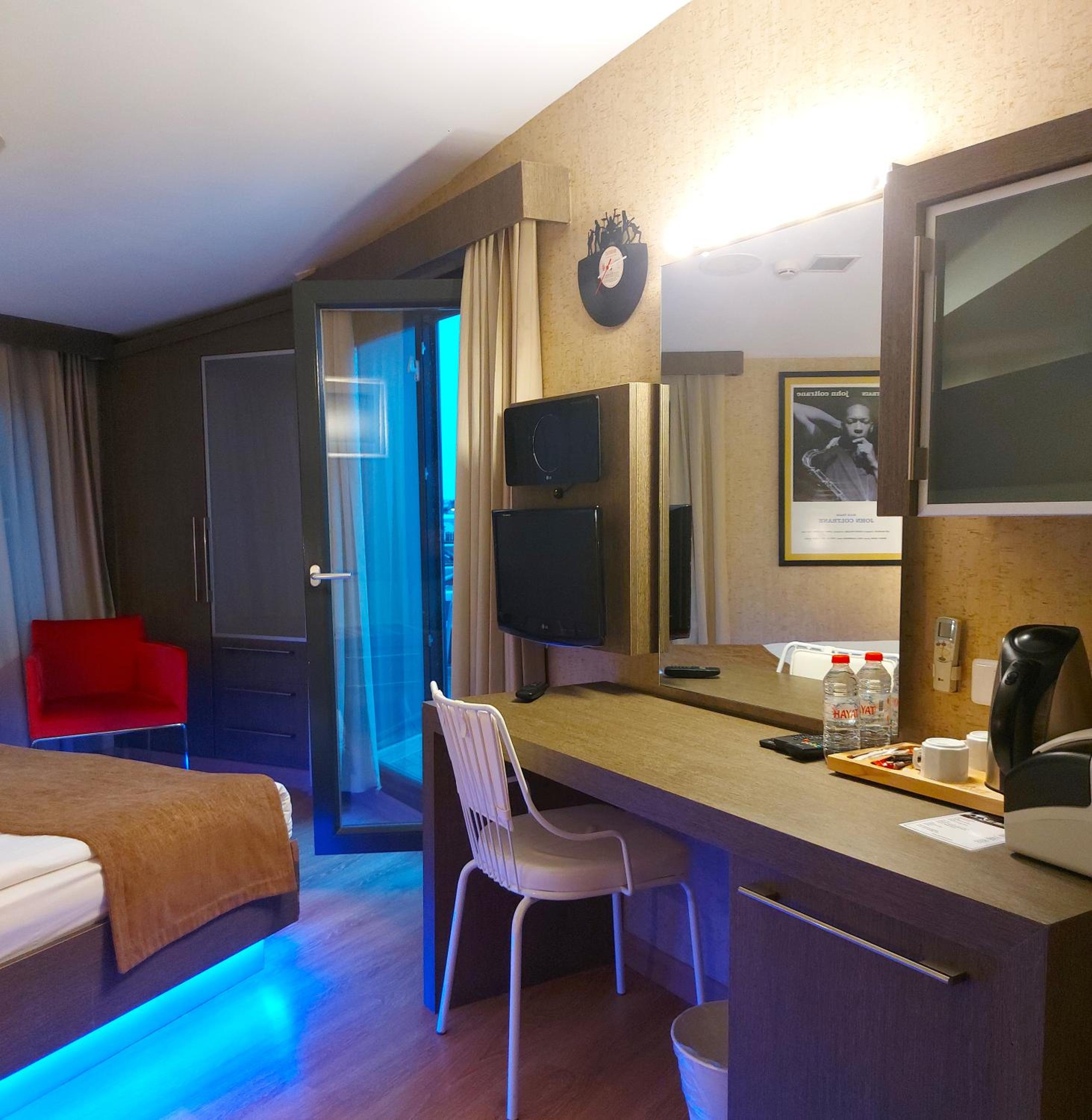 Deluxe Double Room with Balcony photo 2