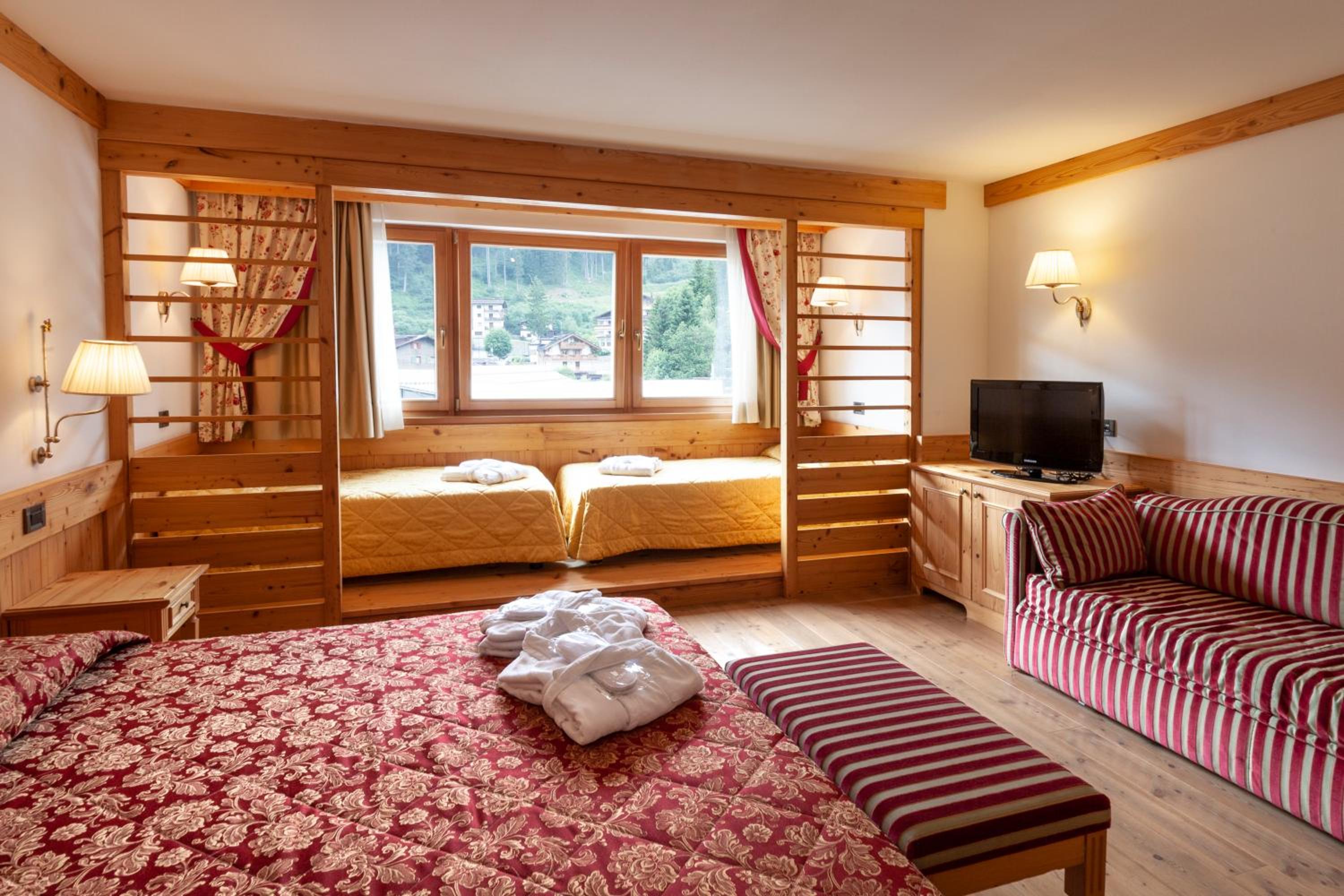 Superior Quadruple Room - Photo 4