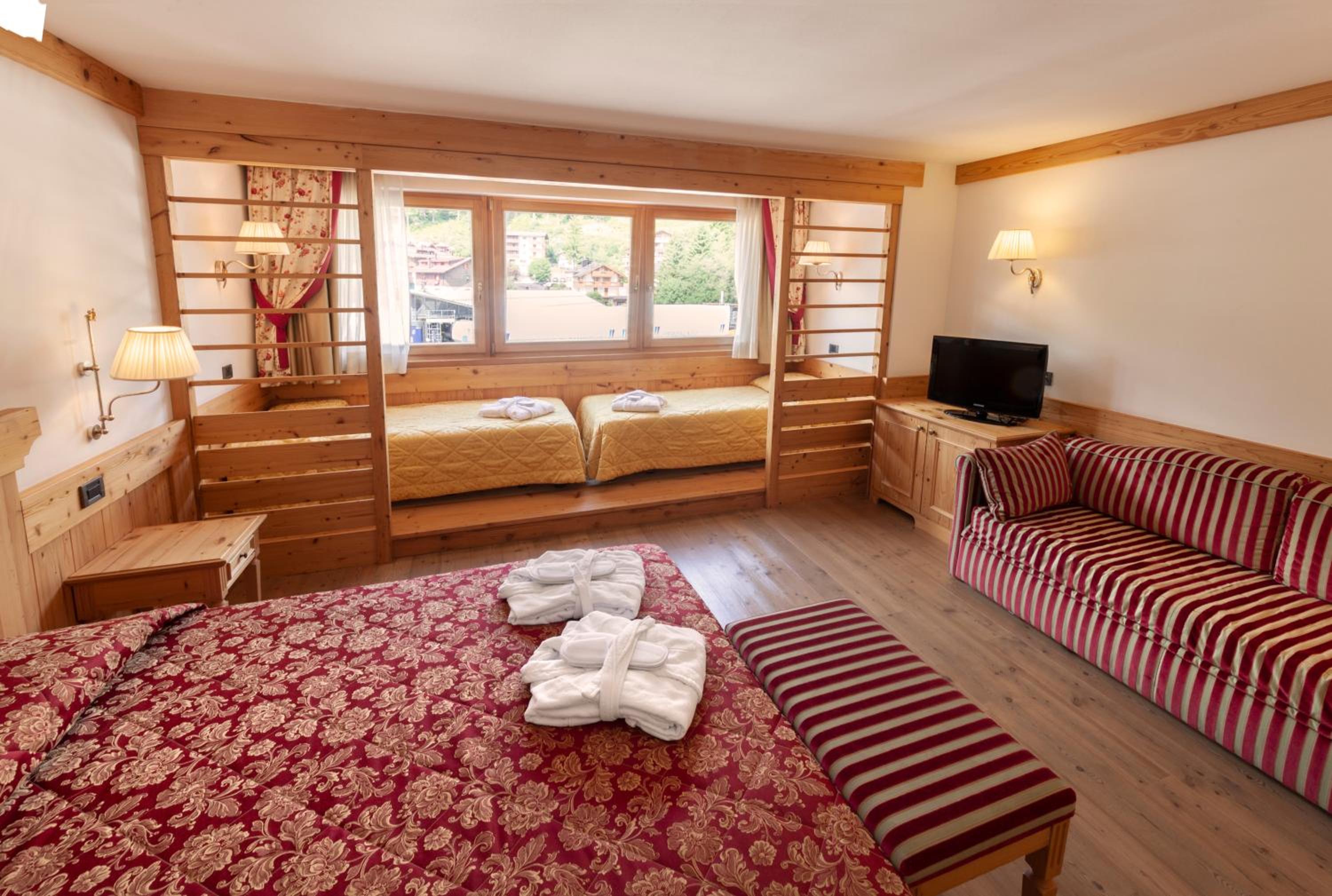 Superior Quadruple Room - Photo 1