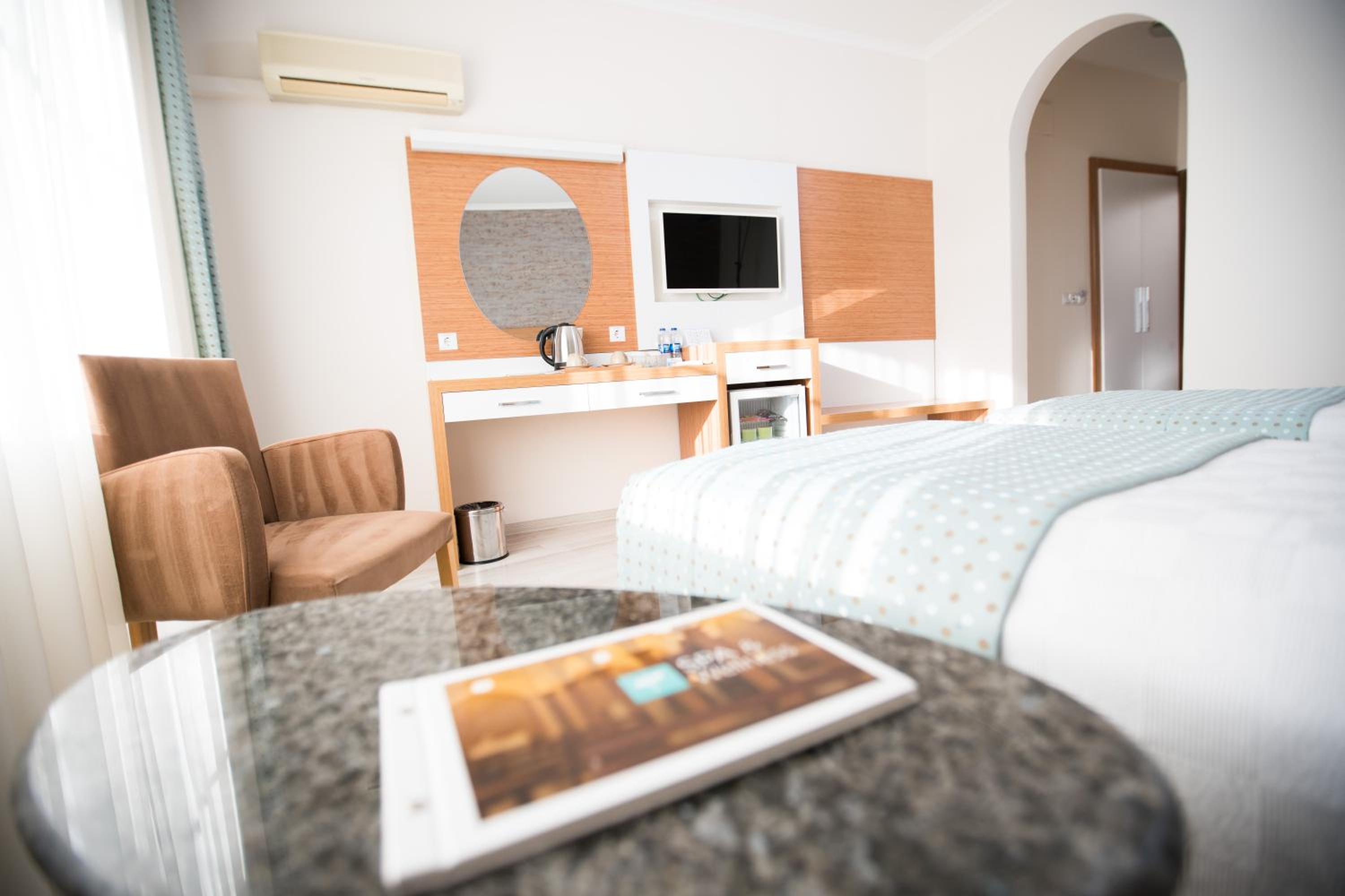 King Room with Balcony - Photo 3