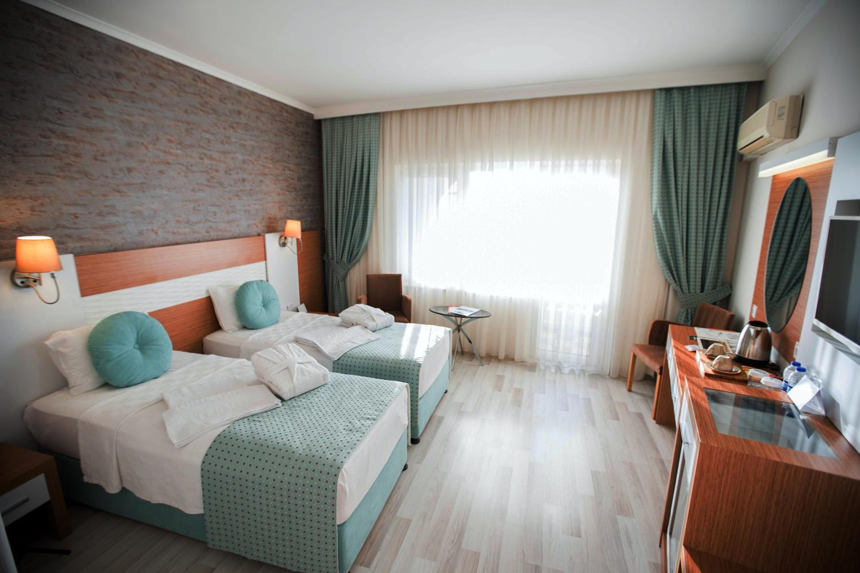 King Room with Balcony - Photo 18