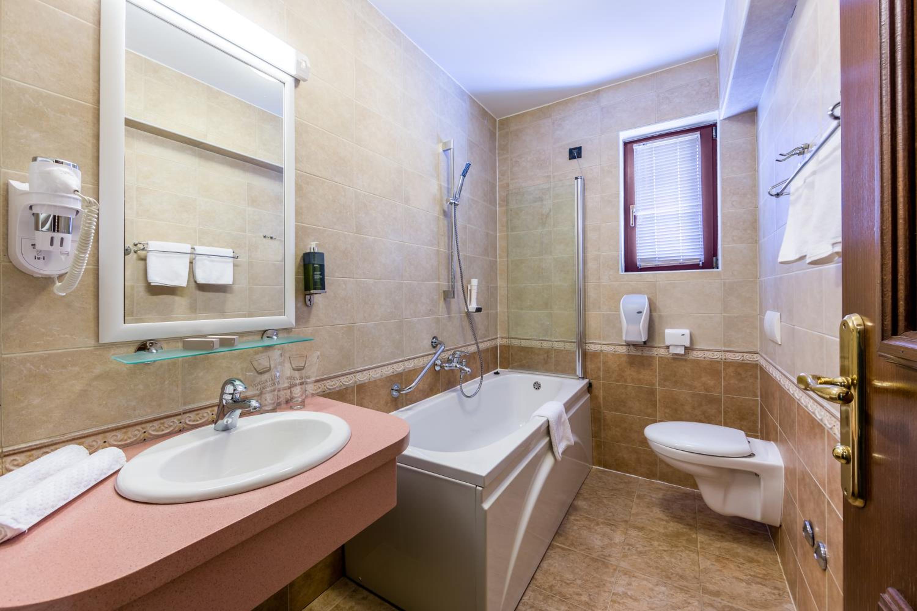 Double or Twin Room with Mountain View - Photo 5