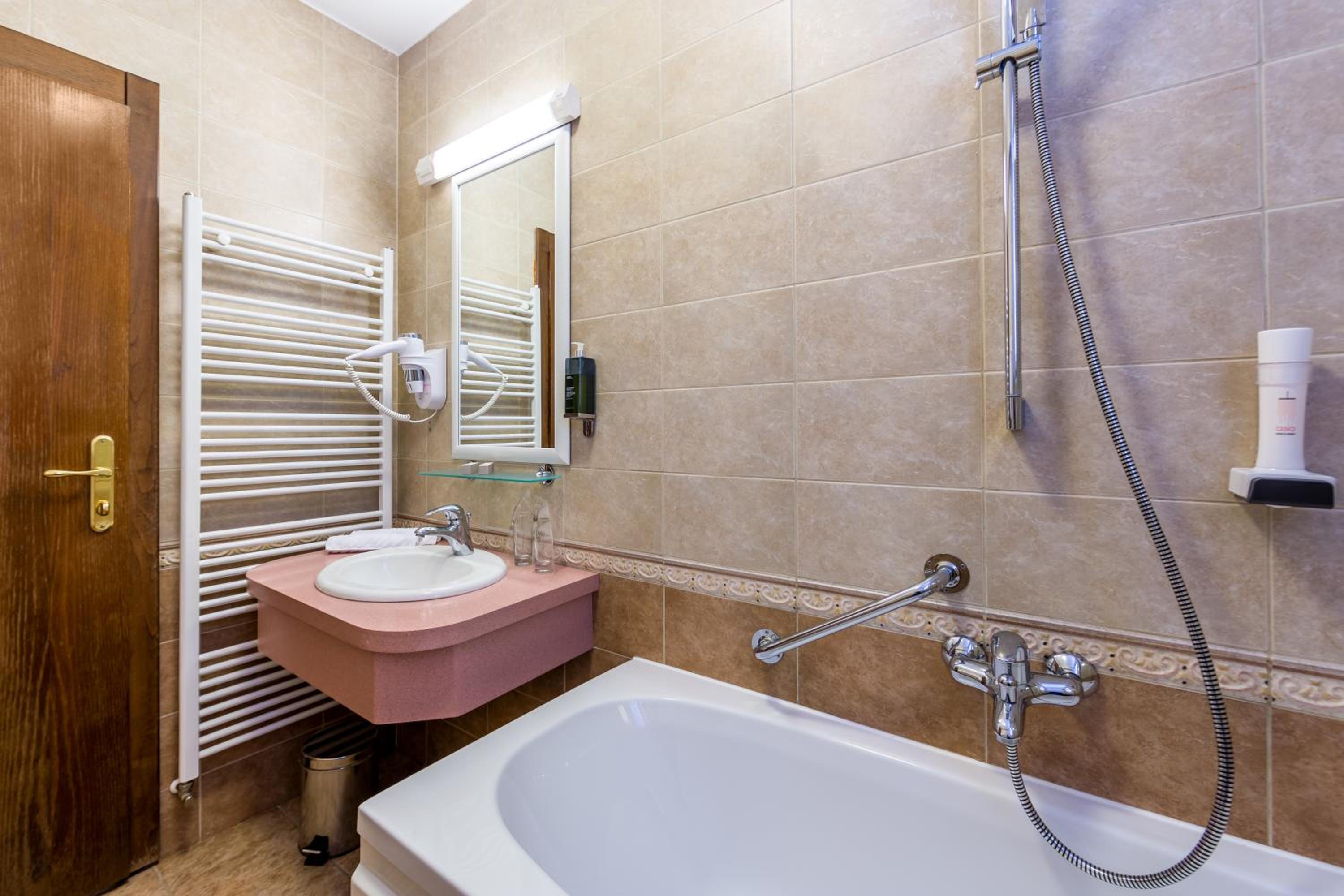 Double or Twin Room with Mountain View - Photo 4