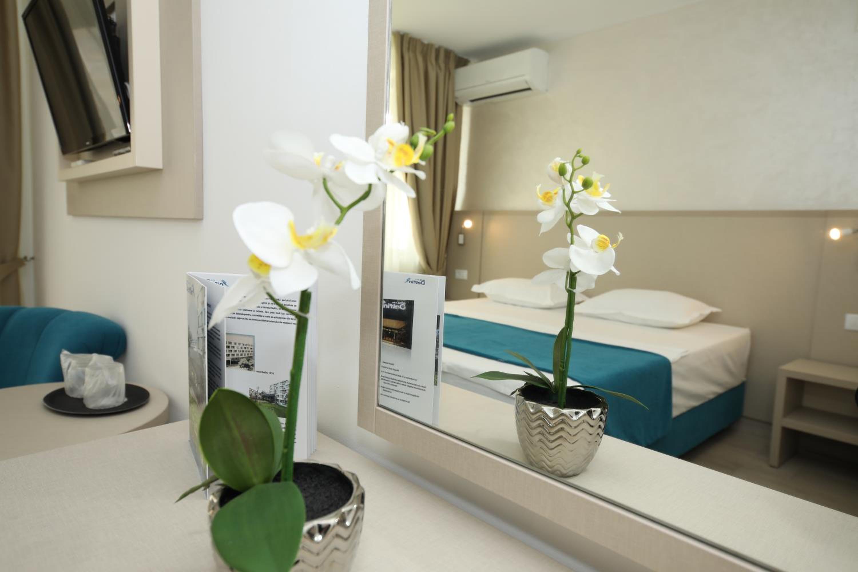 Deluxe Double Room with Balcony - Photo 8