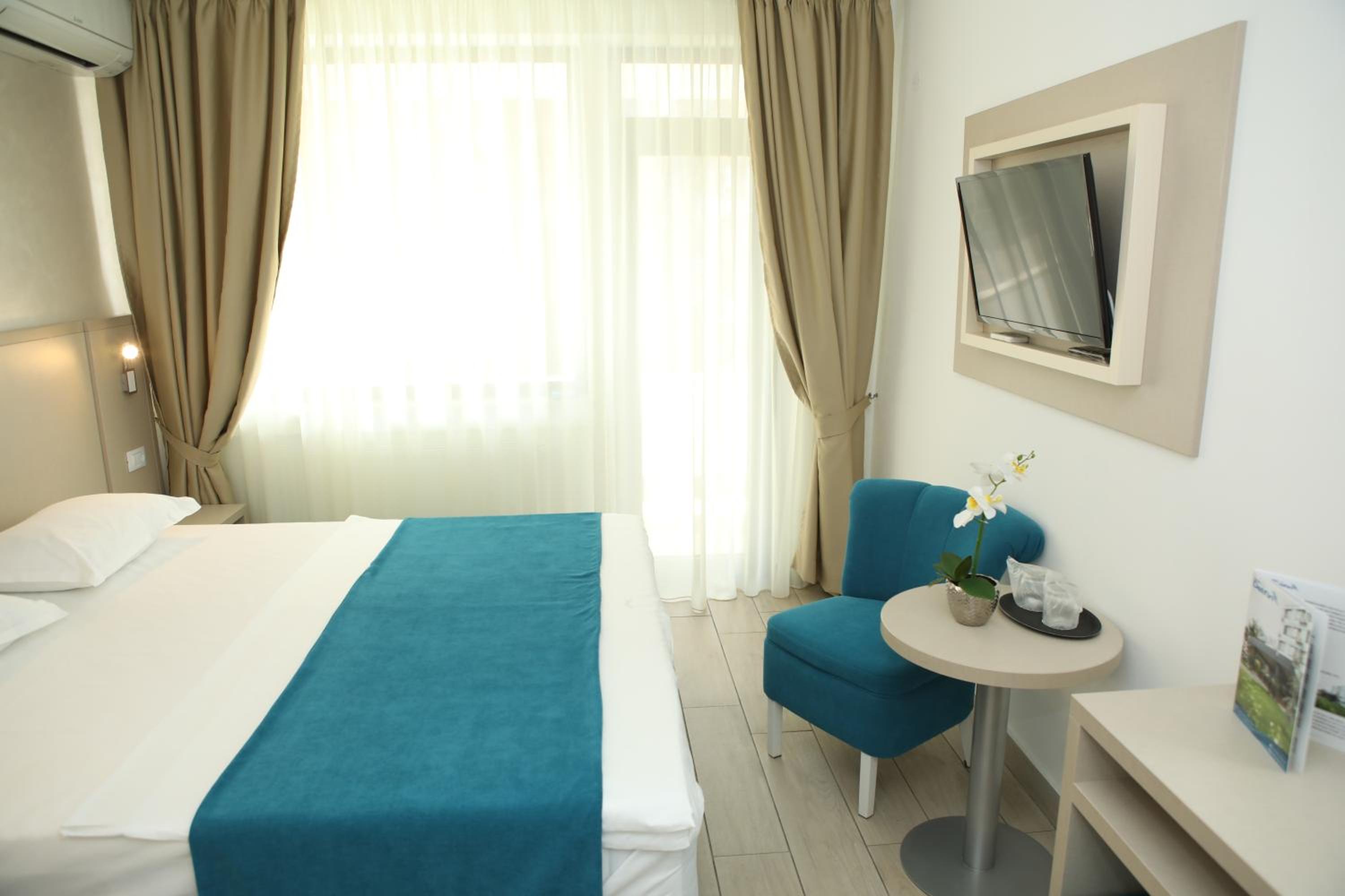 King Room with Balcony - Photo 2