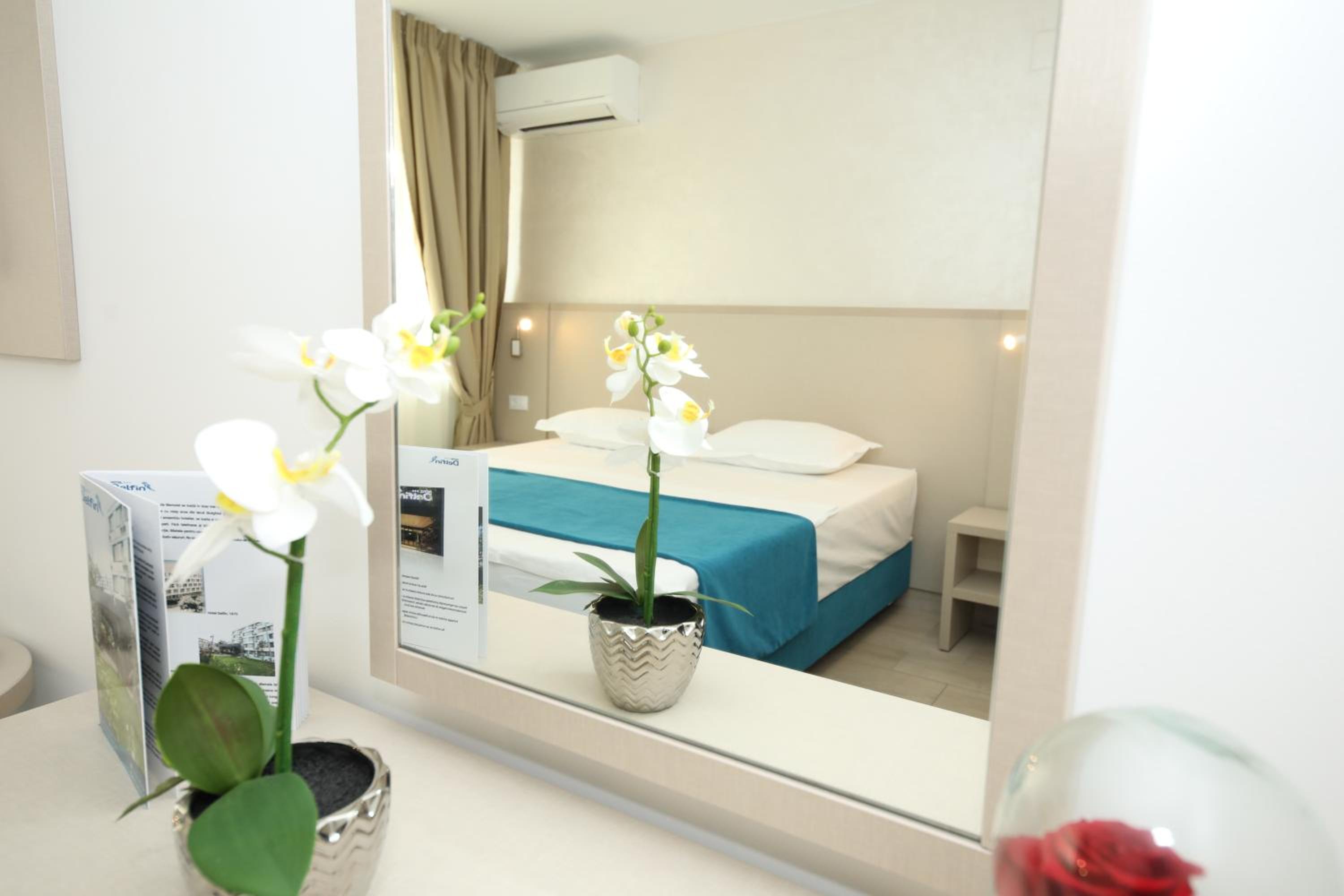King Room with Balcony - Photo 3