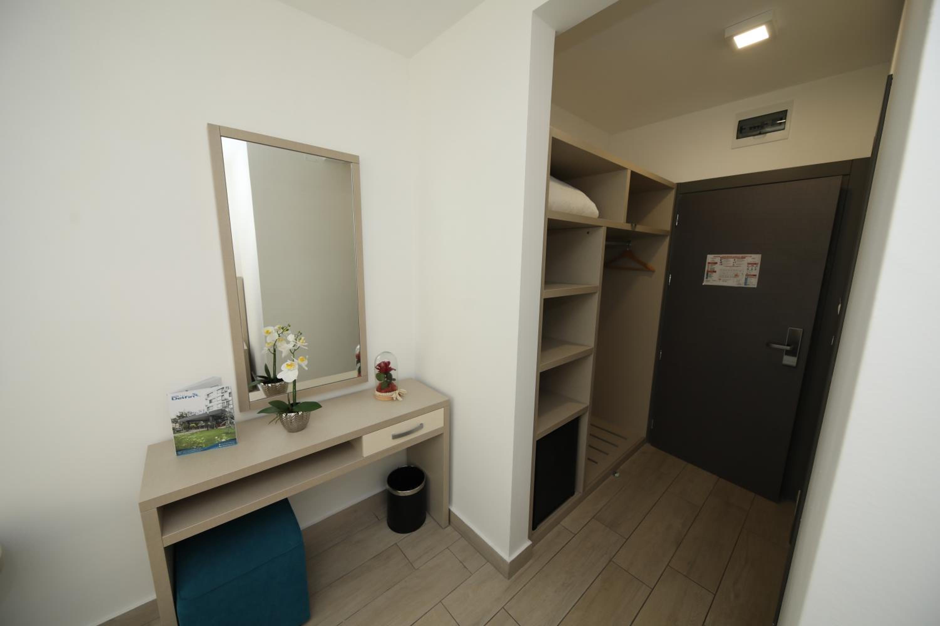 King Room with Balcony - Photo 4