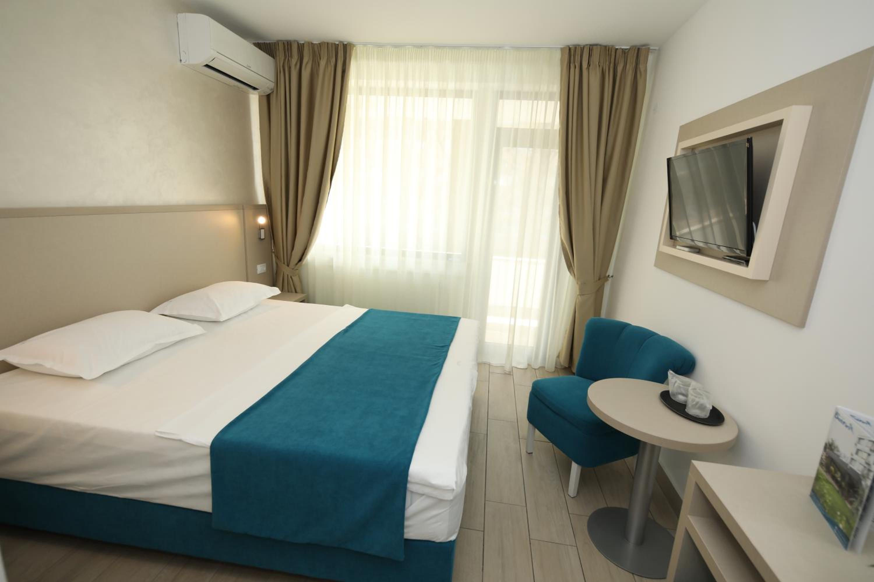 Double Room with Balcony - Photo 4