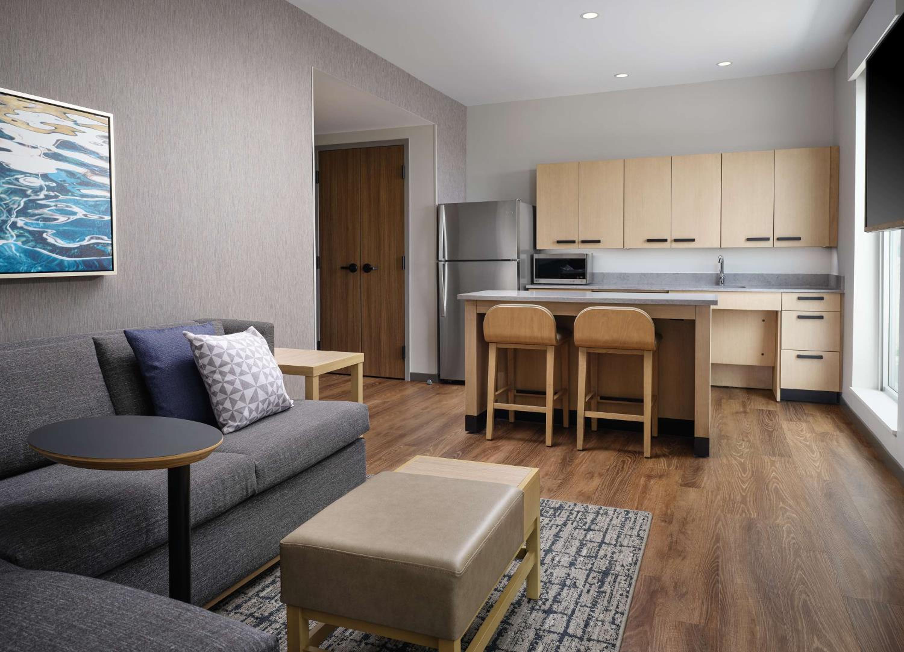 King Suite with Tub and Sofa Bed - Disability Access - Photo 1