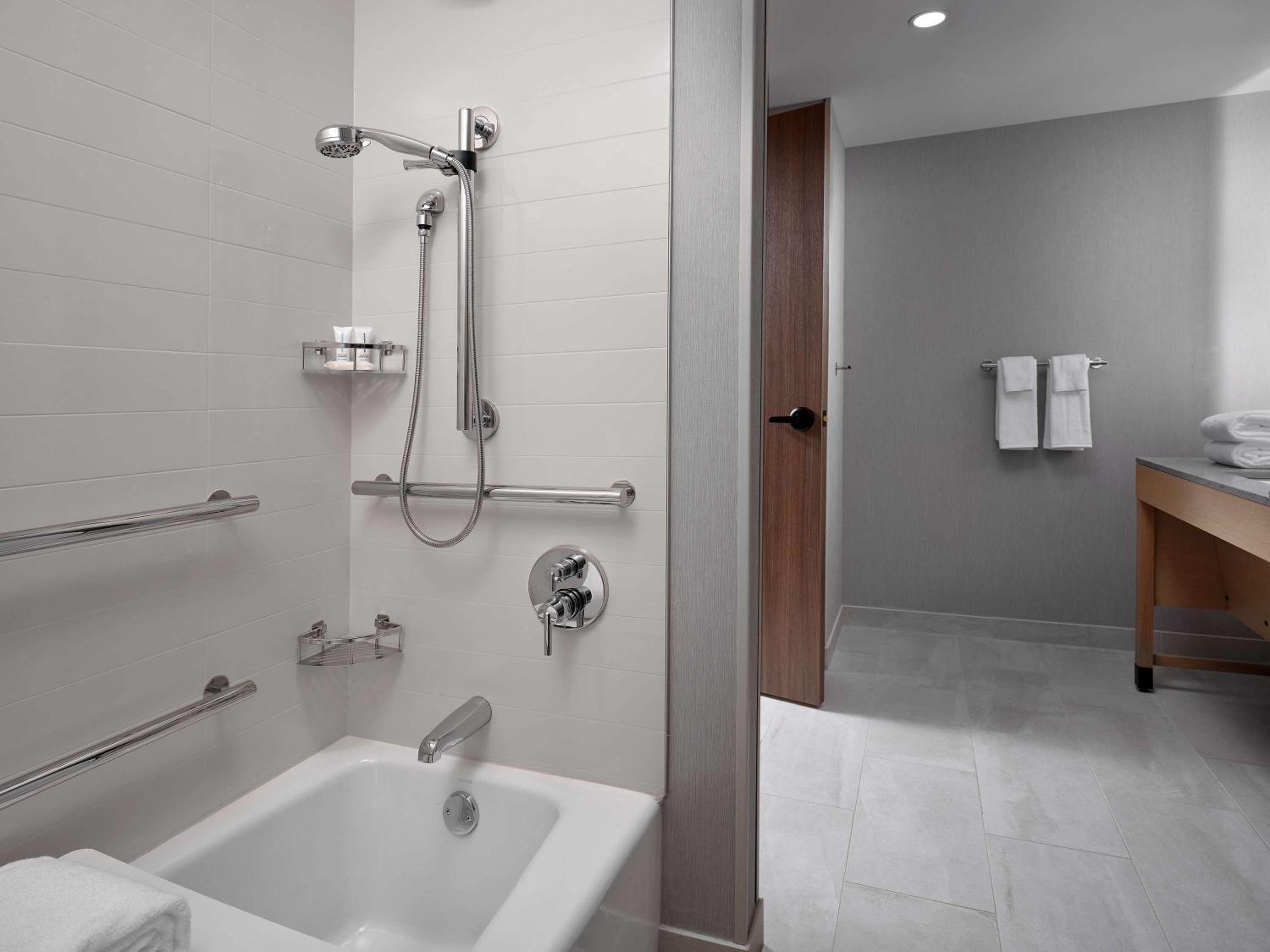 King Room with Sofa Bed and Tub - Disability Access - Photo 14