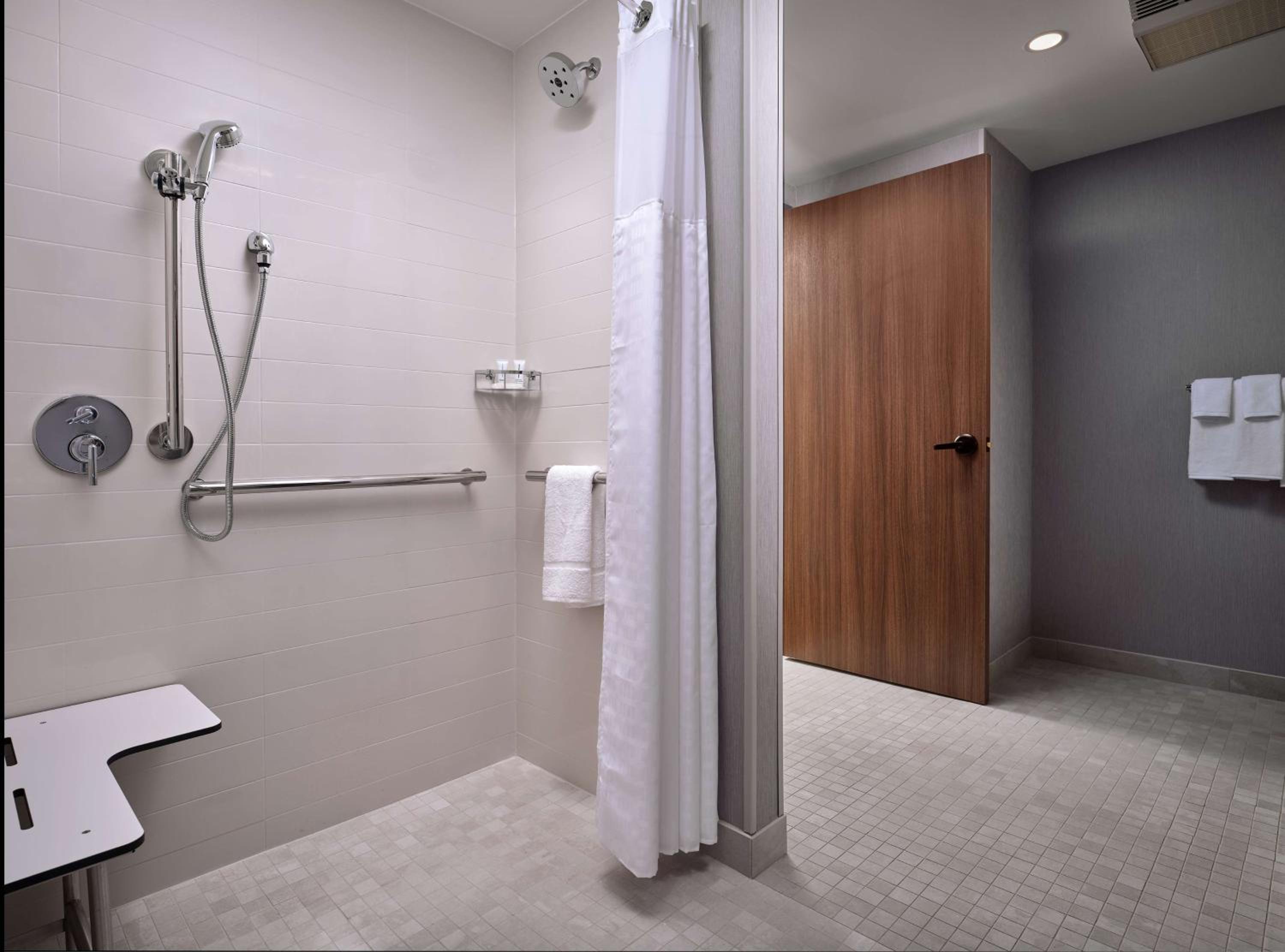 Queen Room with Two Queen Beds and Roll-In Shower - Disability Access - Photo 4