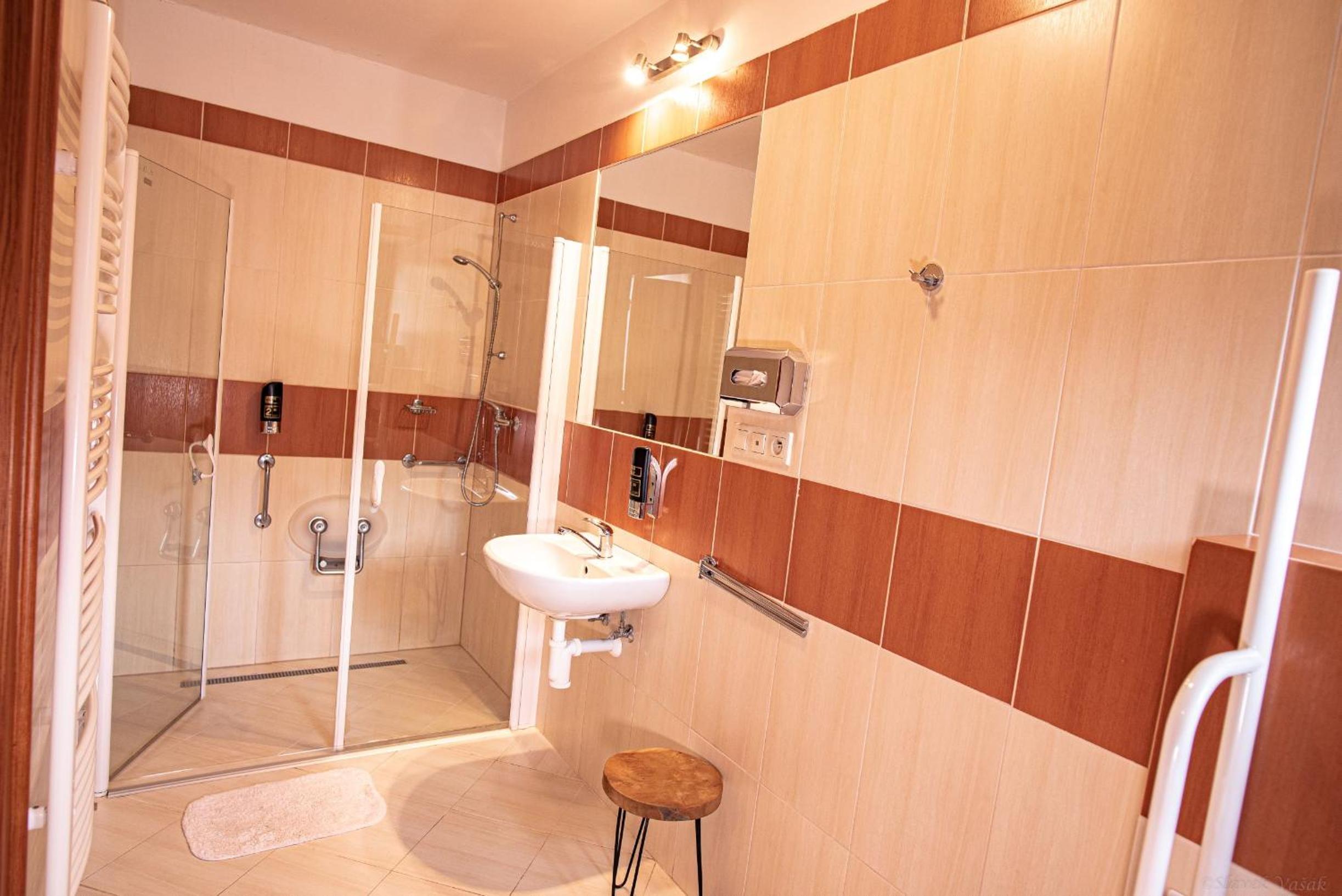 Twin Room - Disability Access photo 3