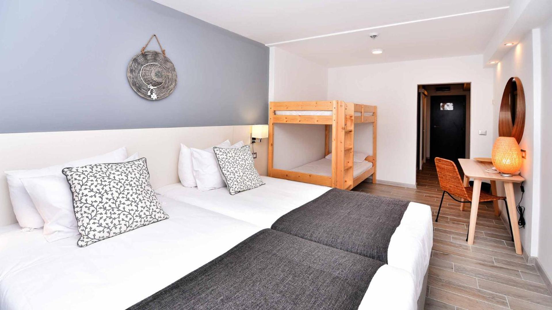Family Room with Bunk Bed photo 3