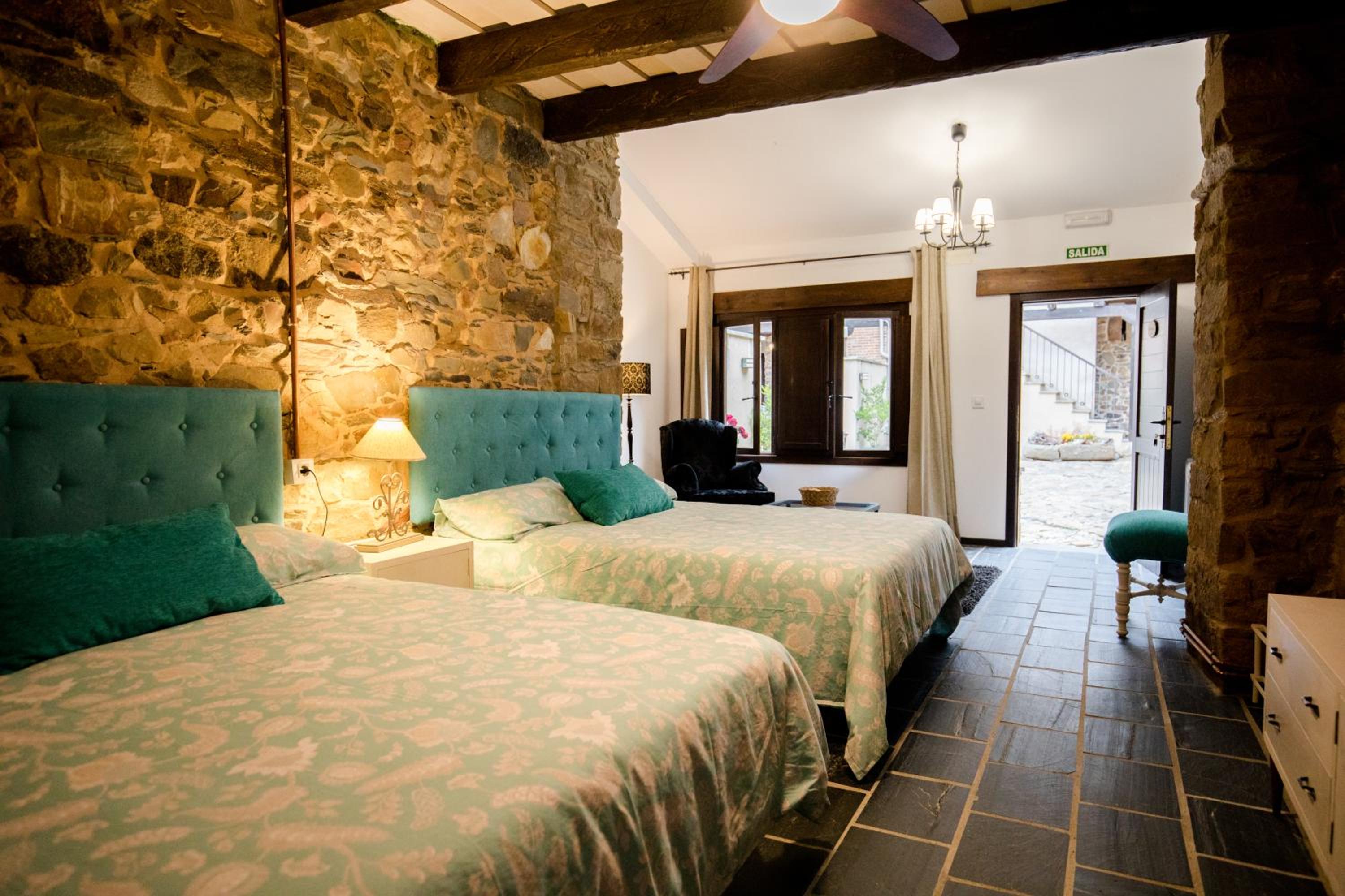 Queen Room with Two Queen Beds photo 2