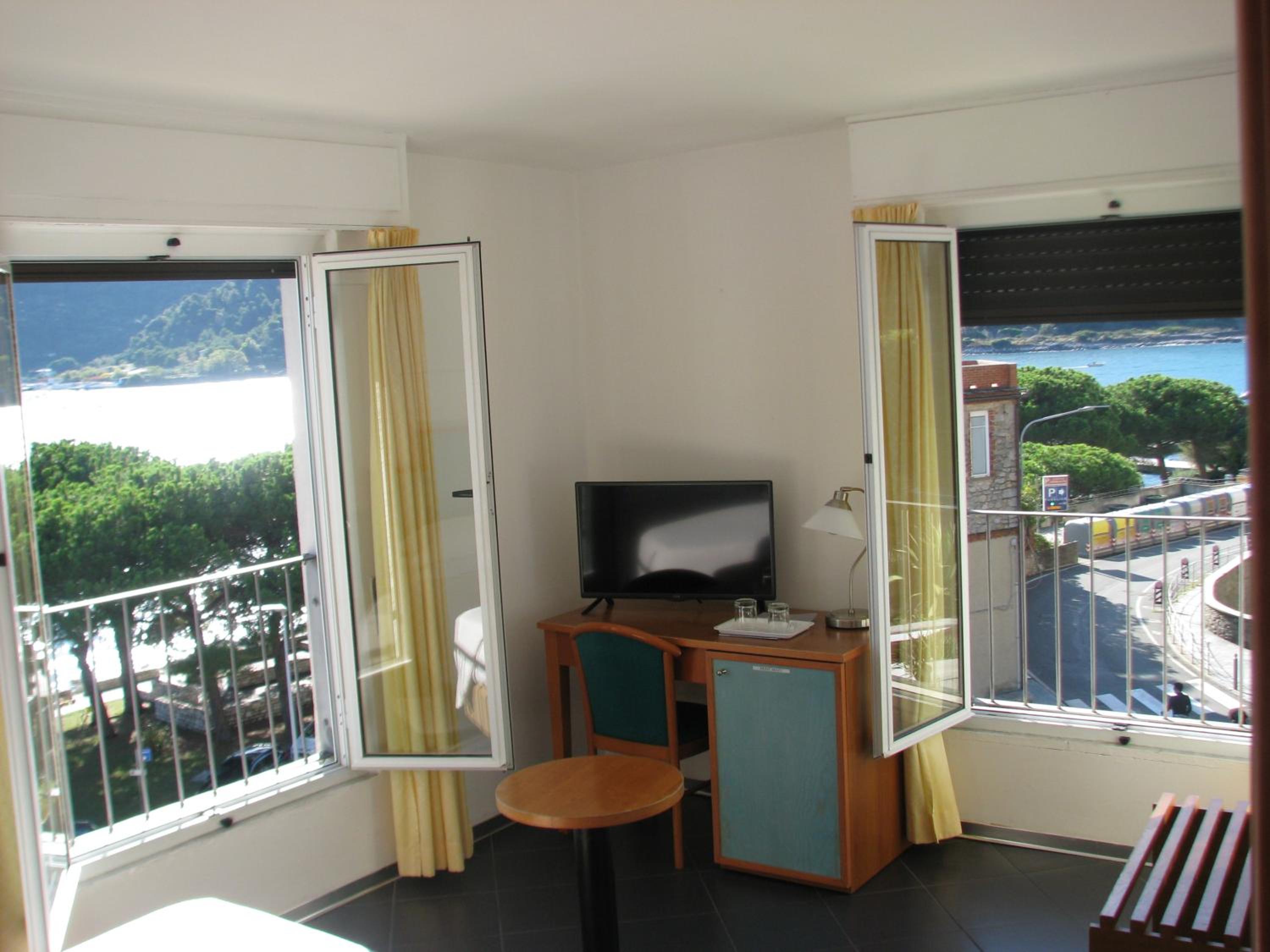 Quadruple Room with Sea View (2 Adults + 2 Children) - Photo 3