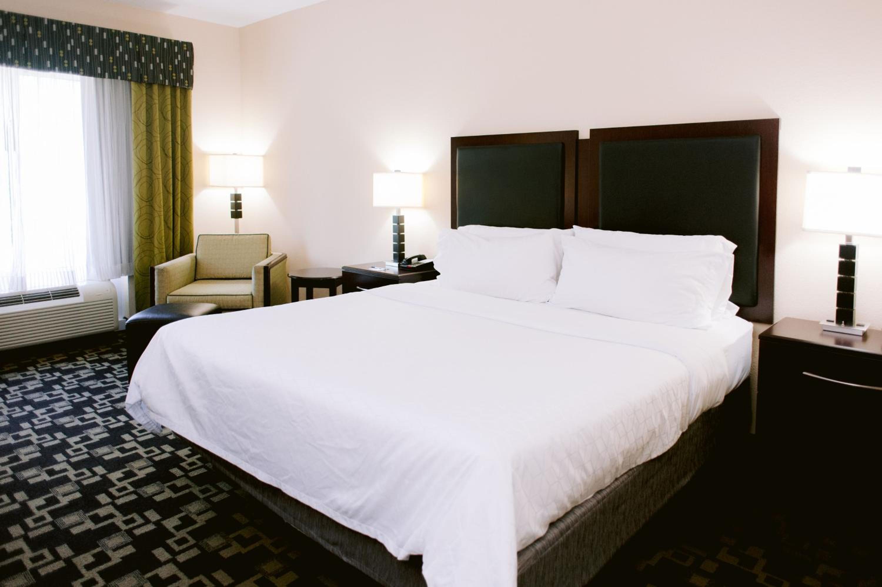 Standard King Room - Photo 13