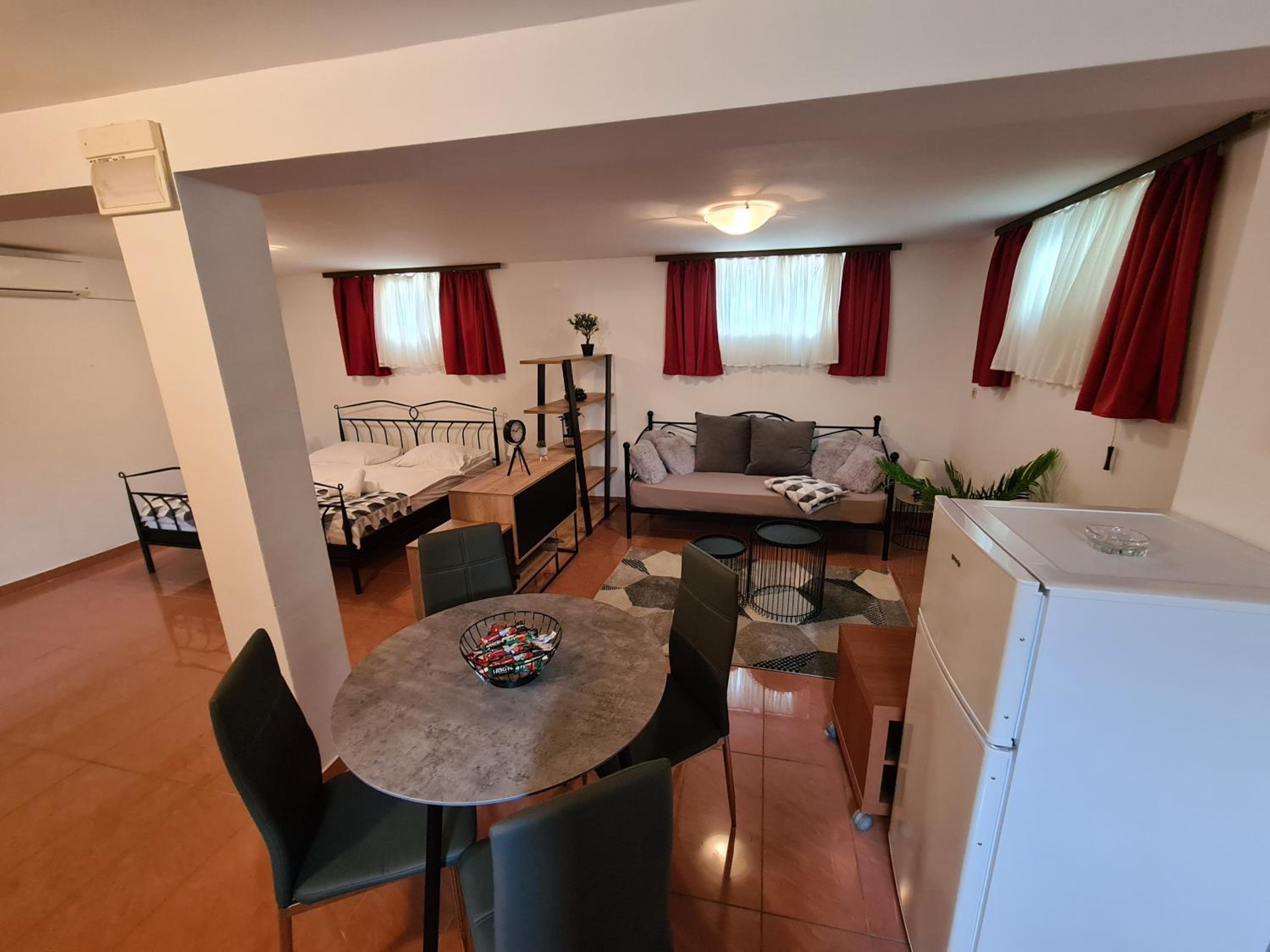 Budget Double Room  - Basement photo 3