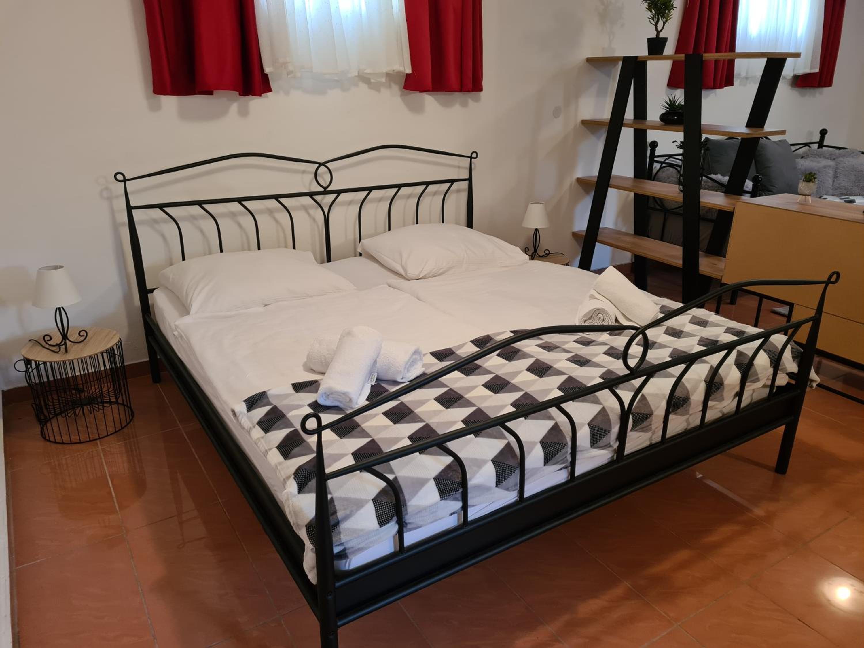 Budget Double Room  - Basement photo 2