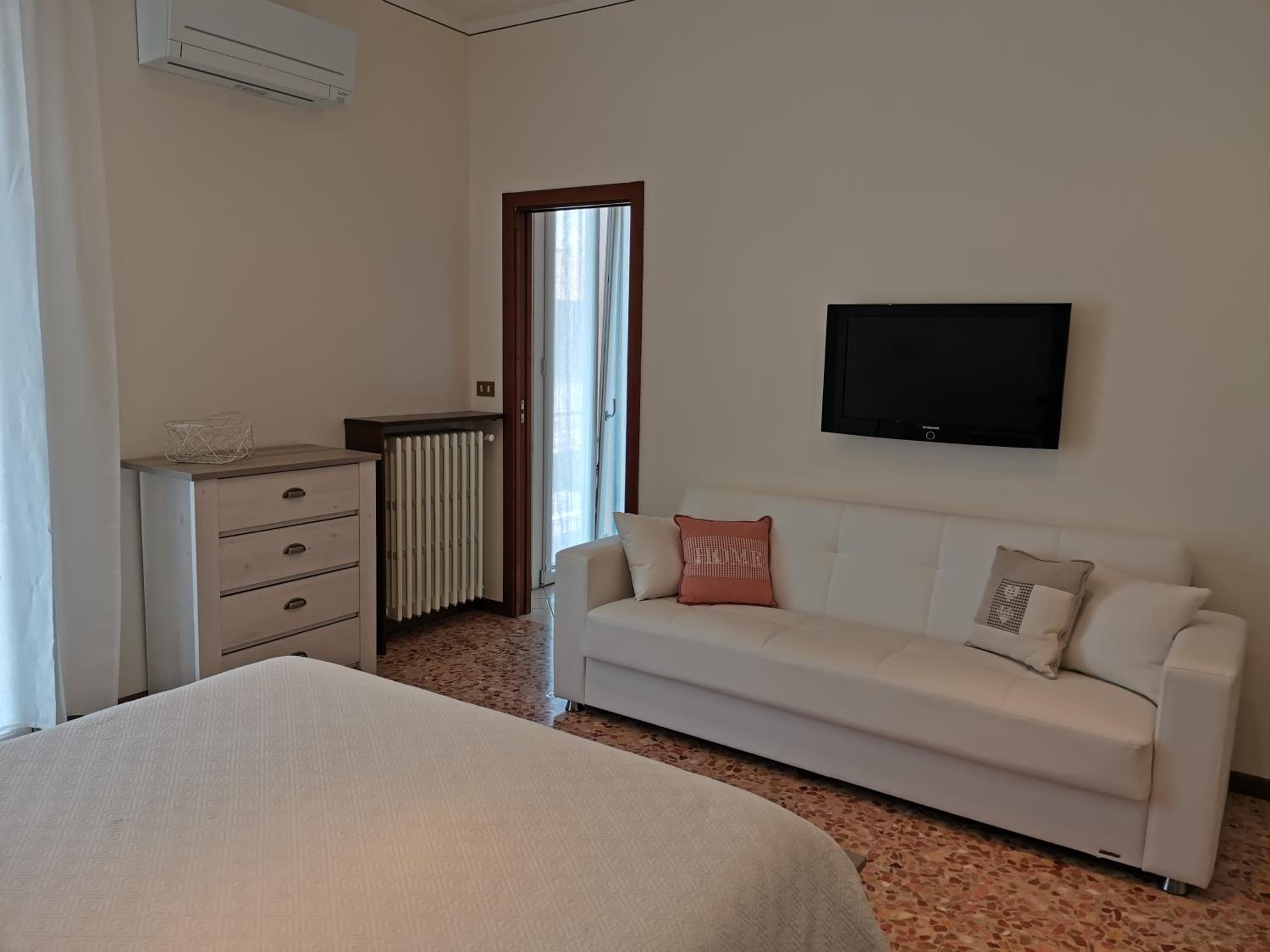 Deluxe Double Room - Photo 7
