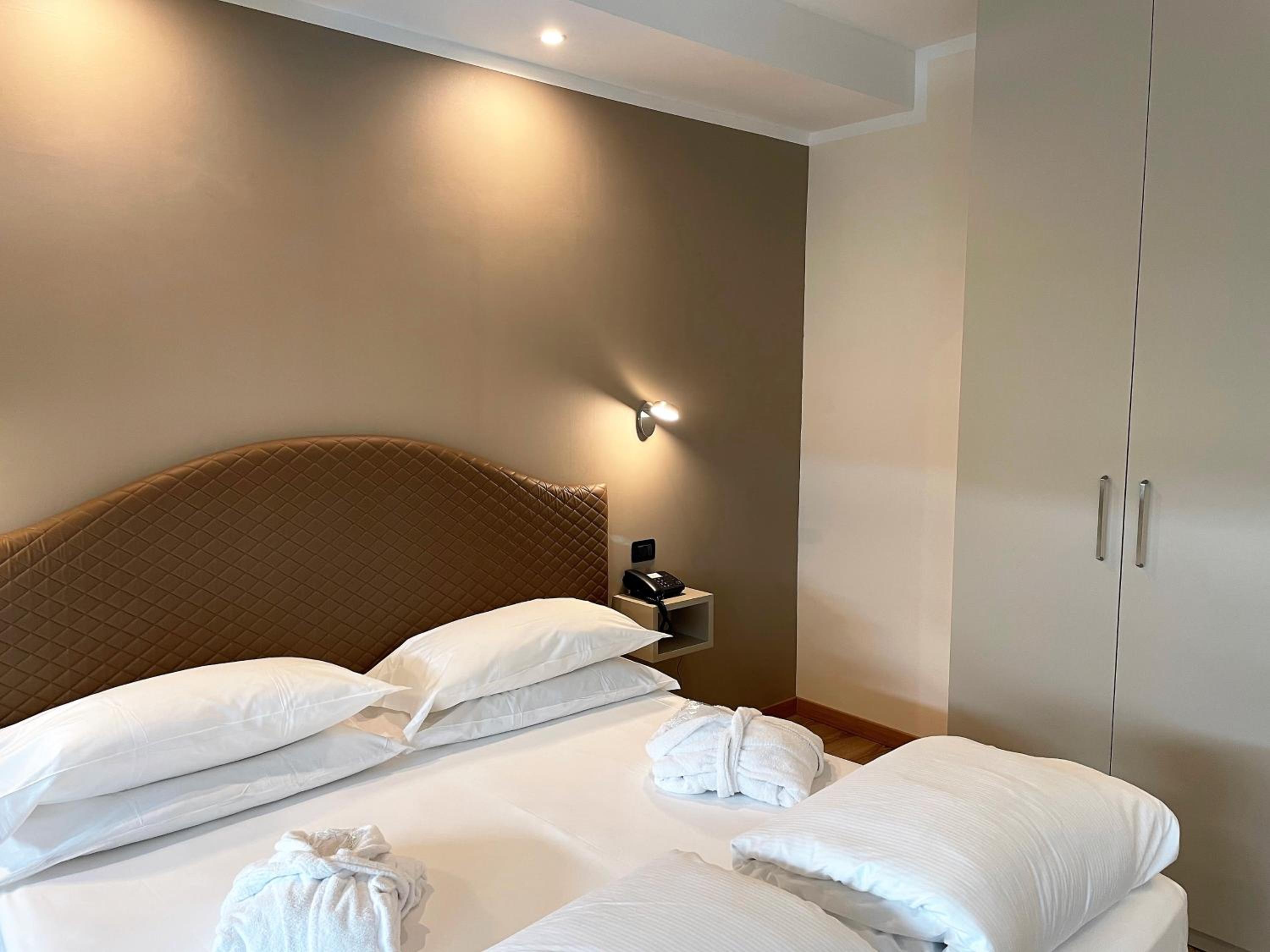 Superior Double or Twin Room - Photo 16