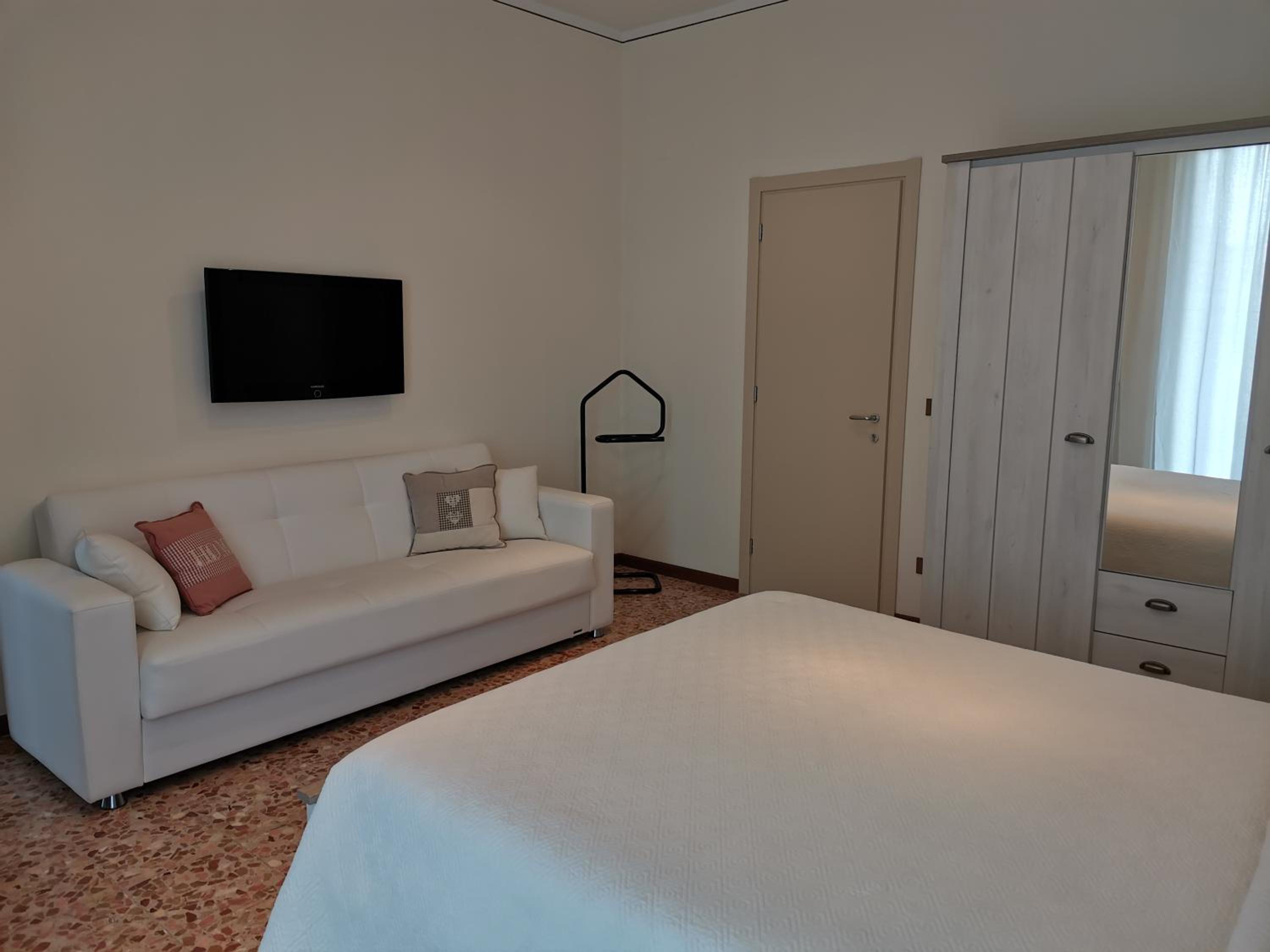 Deluxe Double Room - Photo 17
