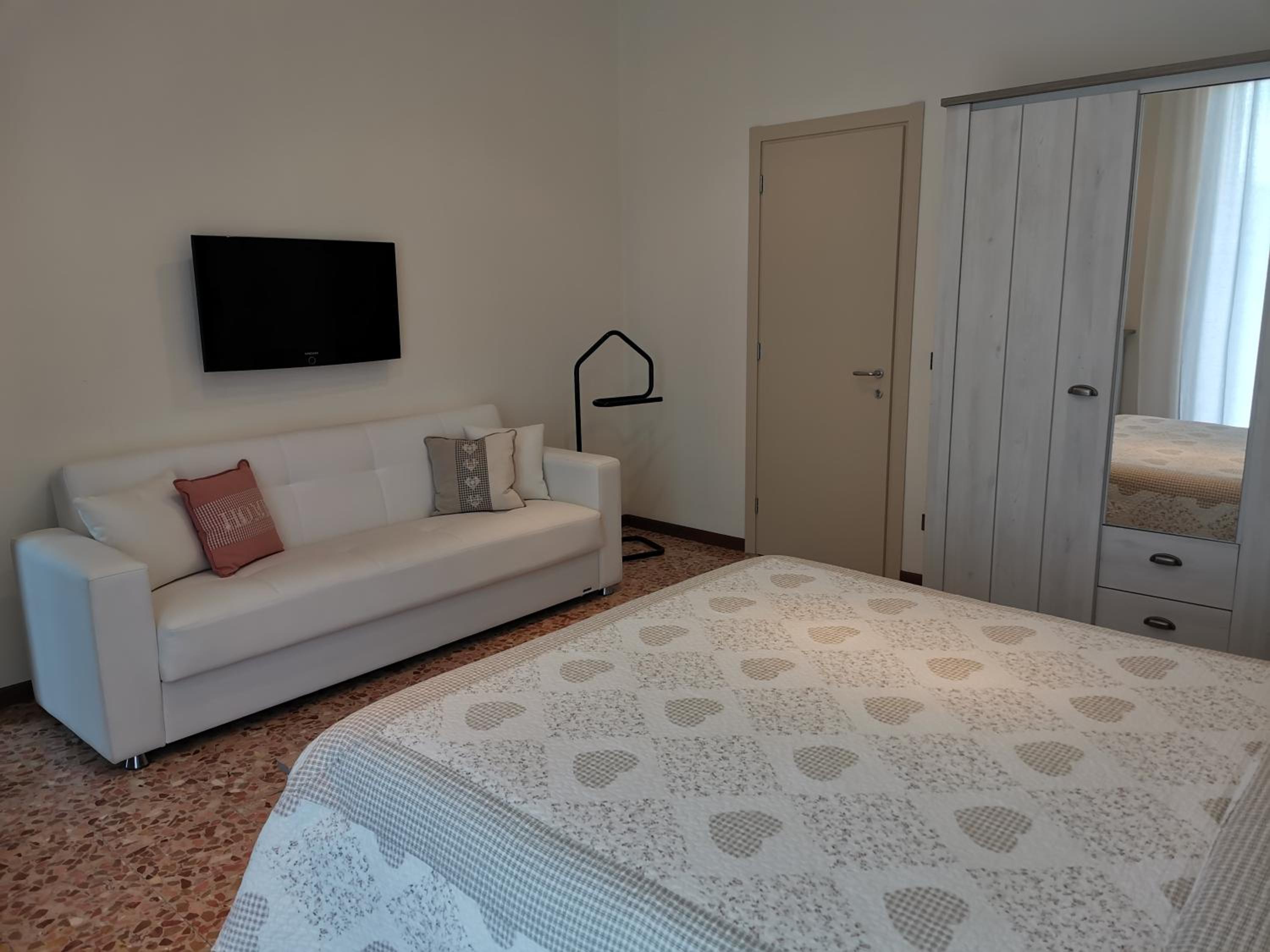 Deluxe Double Room - Photo 12