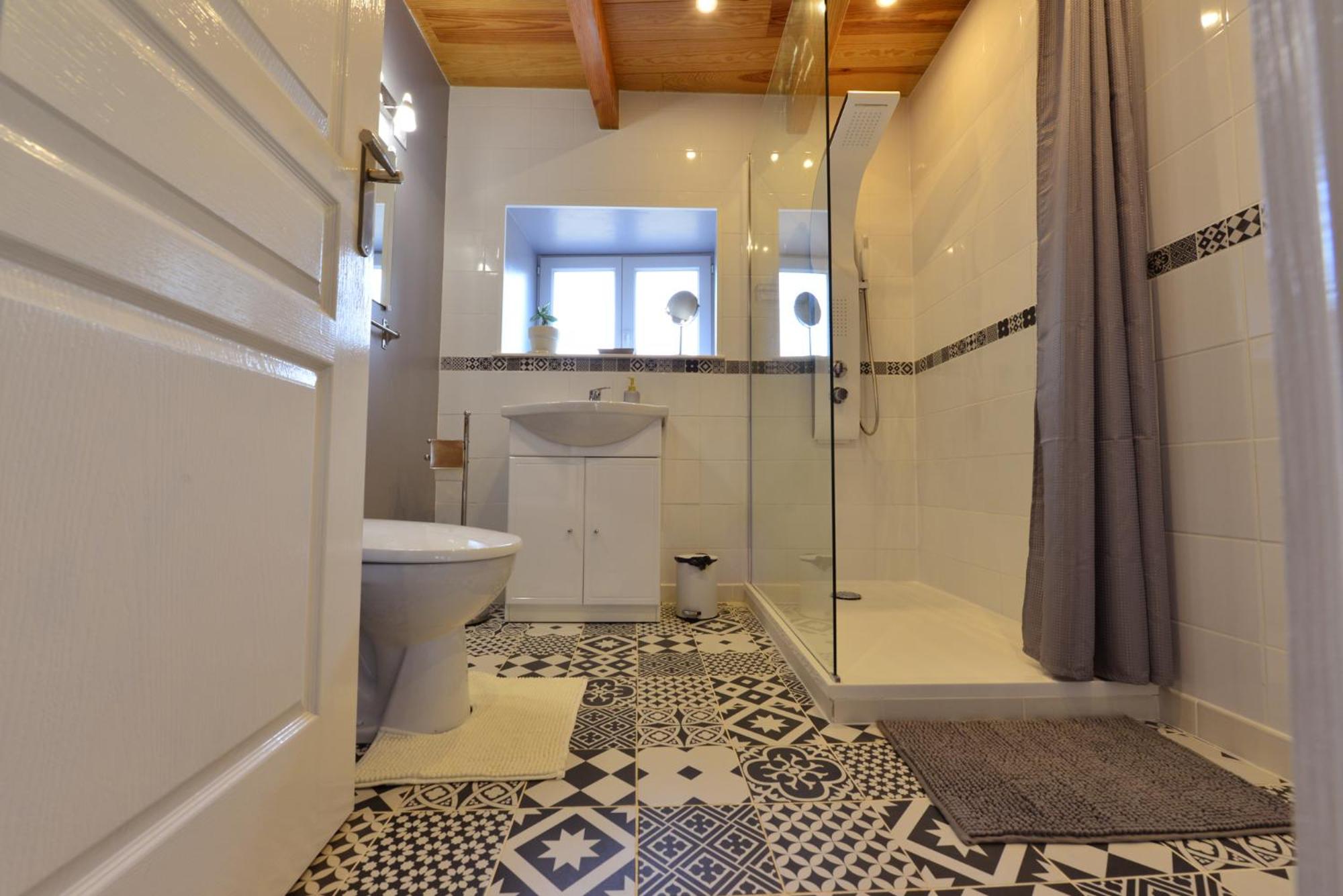 Deluxe Double Room with Shower - Photo 7