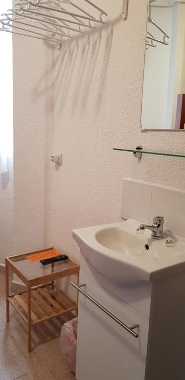 Standard Single Room with Shared Bathroom photo 3