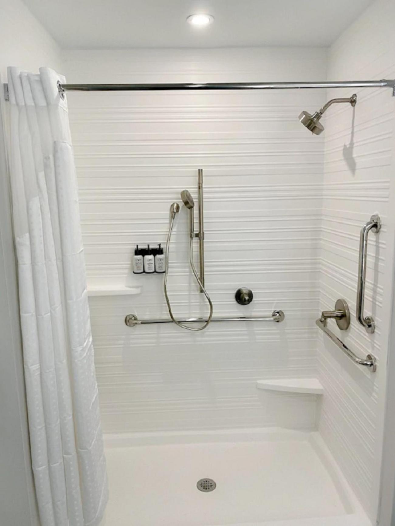 King Room with Roll-In Shower - Disability Access - Photo 3