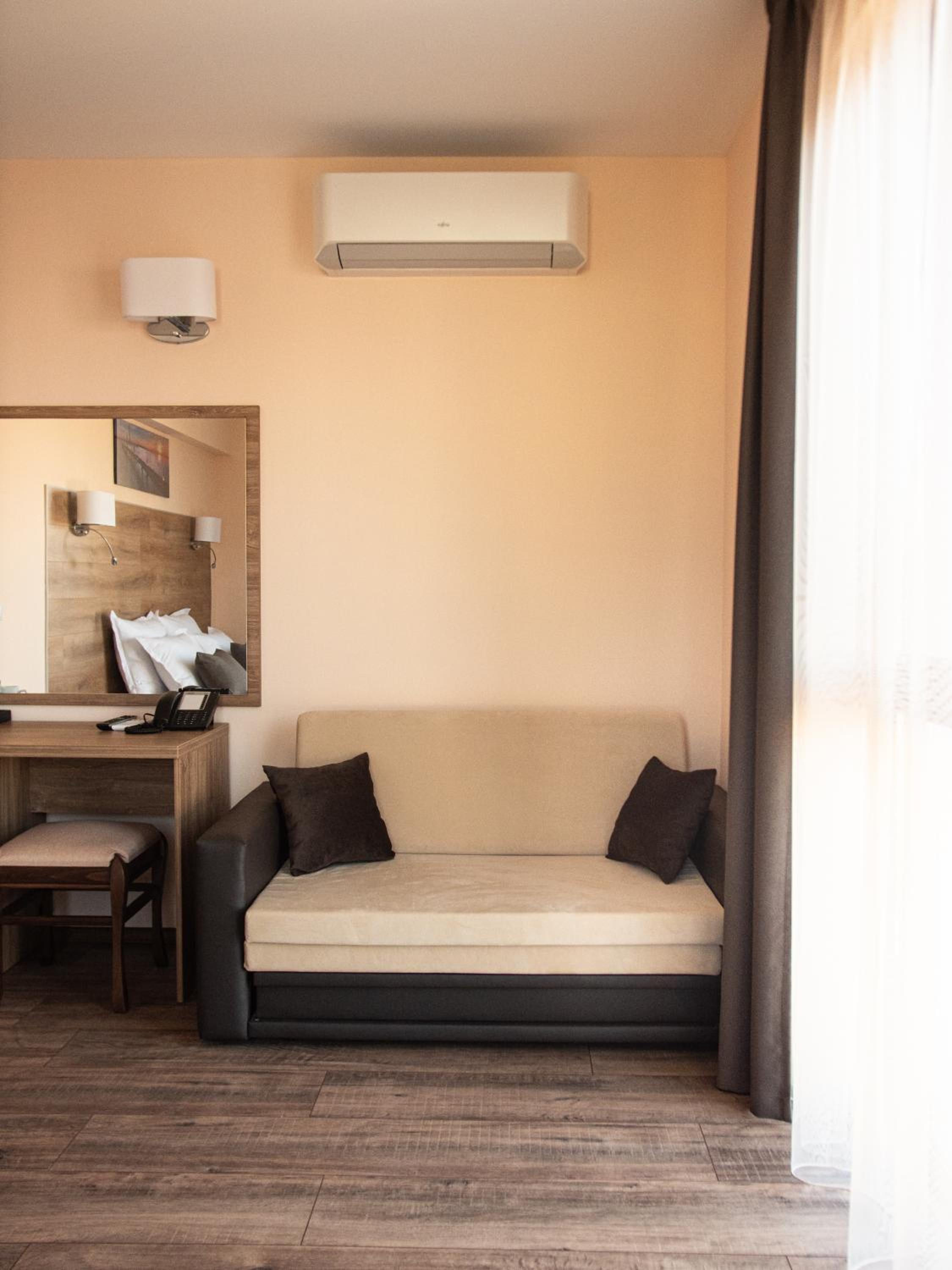 Deluxe Double Room with Pool View - Photo 2