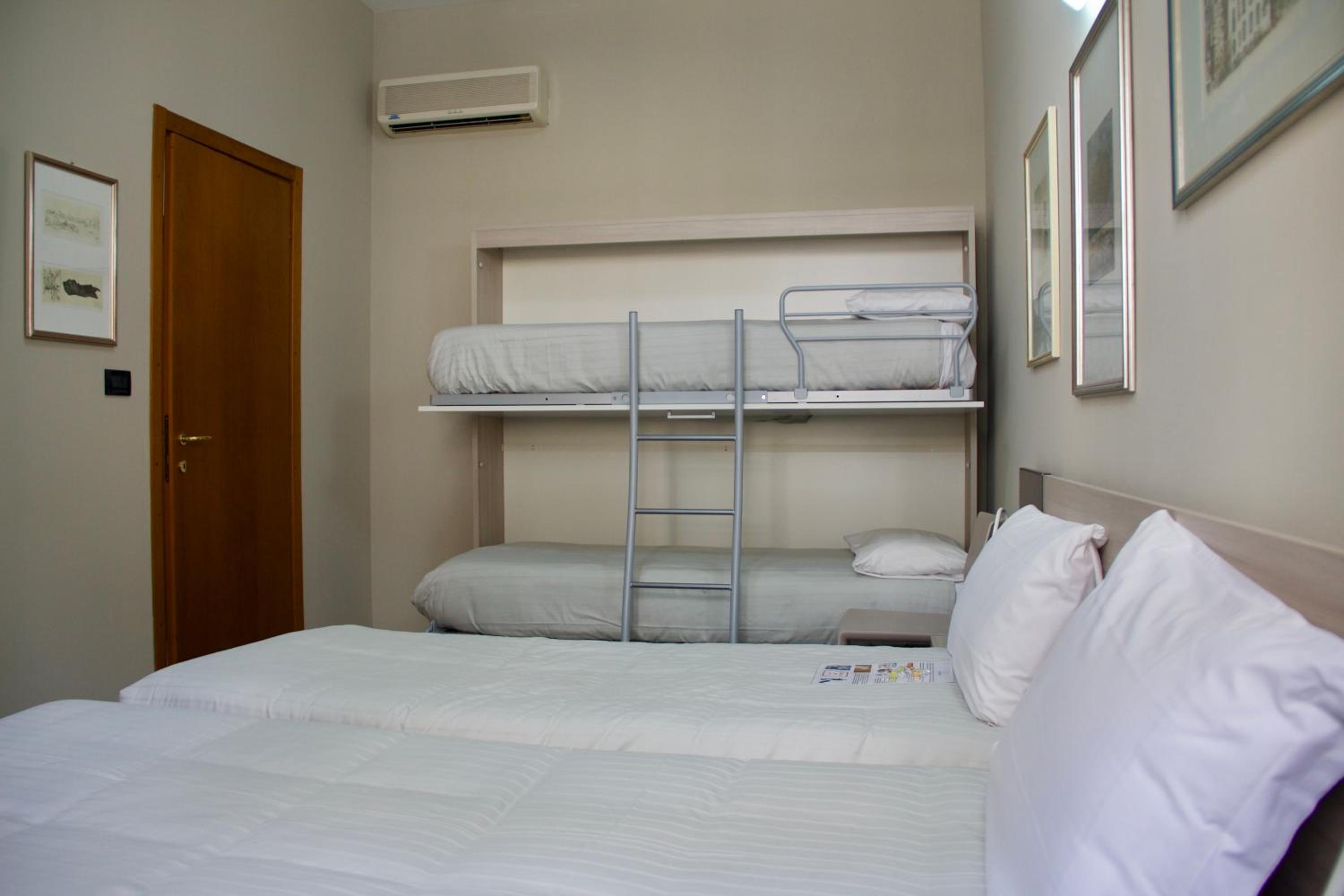 Quadruple Room - Photo 1