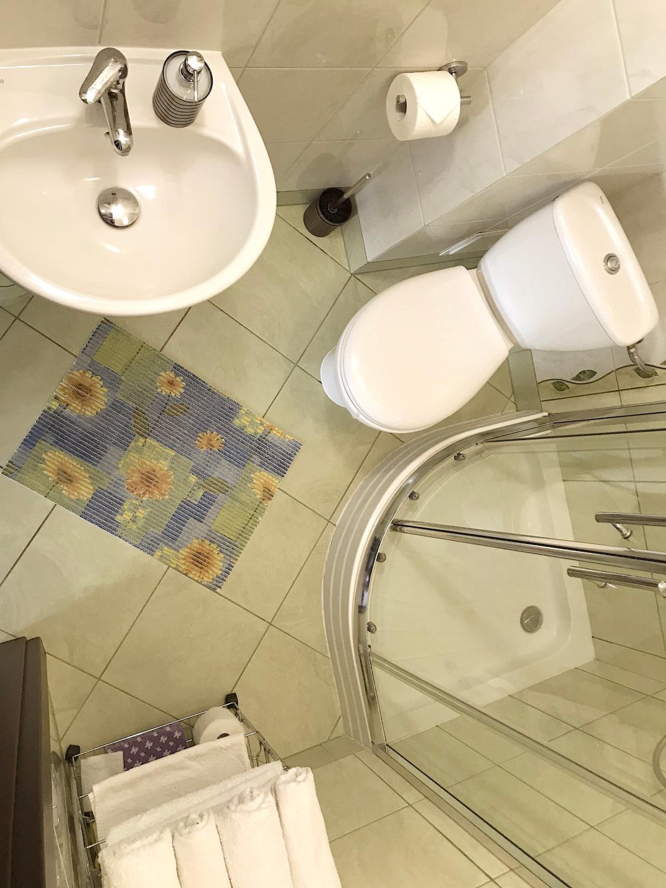 Quadruple Room with Bathroom - Photo 7