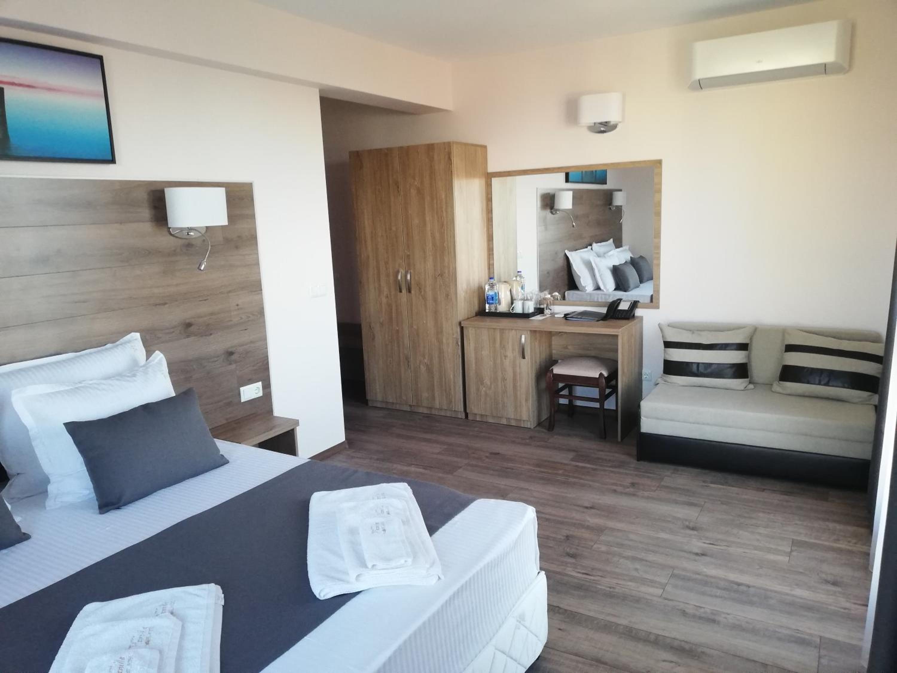 Deluxe Double Room with Pool View - Photo 7