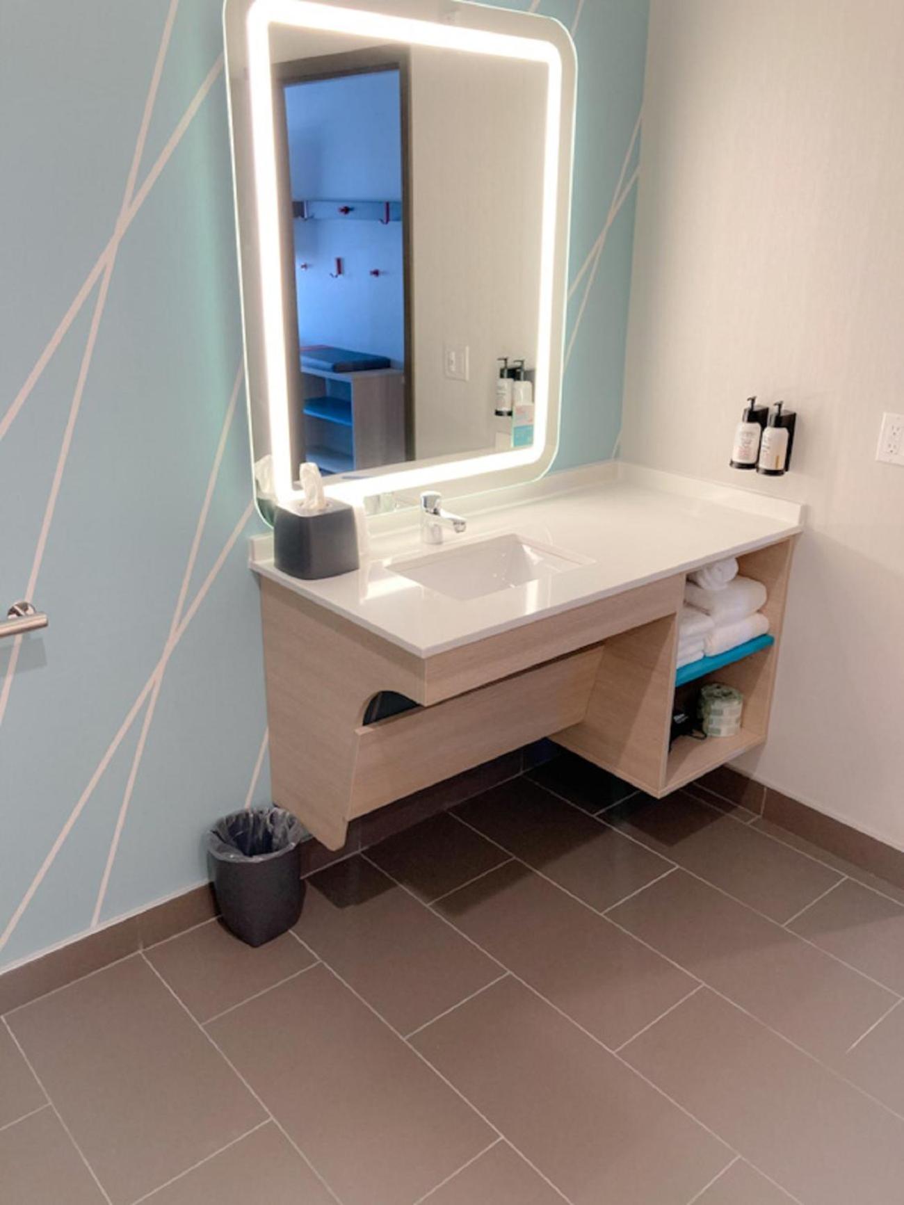King Room with Roll-In Shower - Disability Access - Photo 5