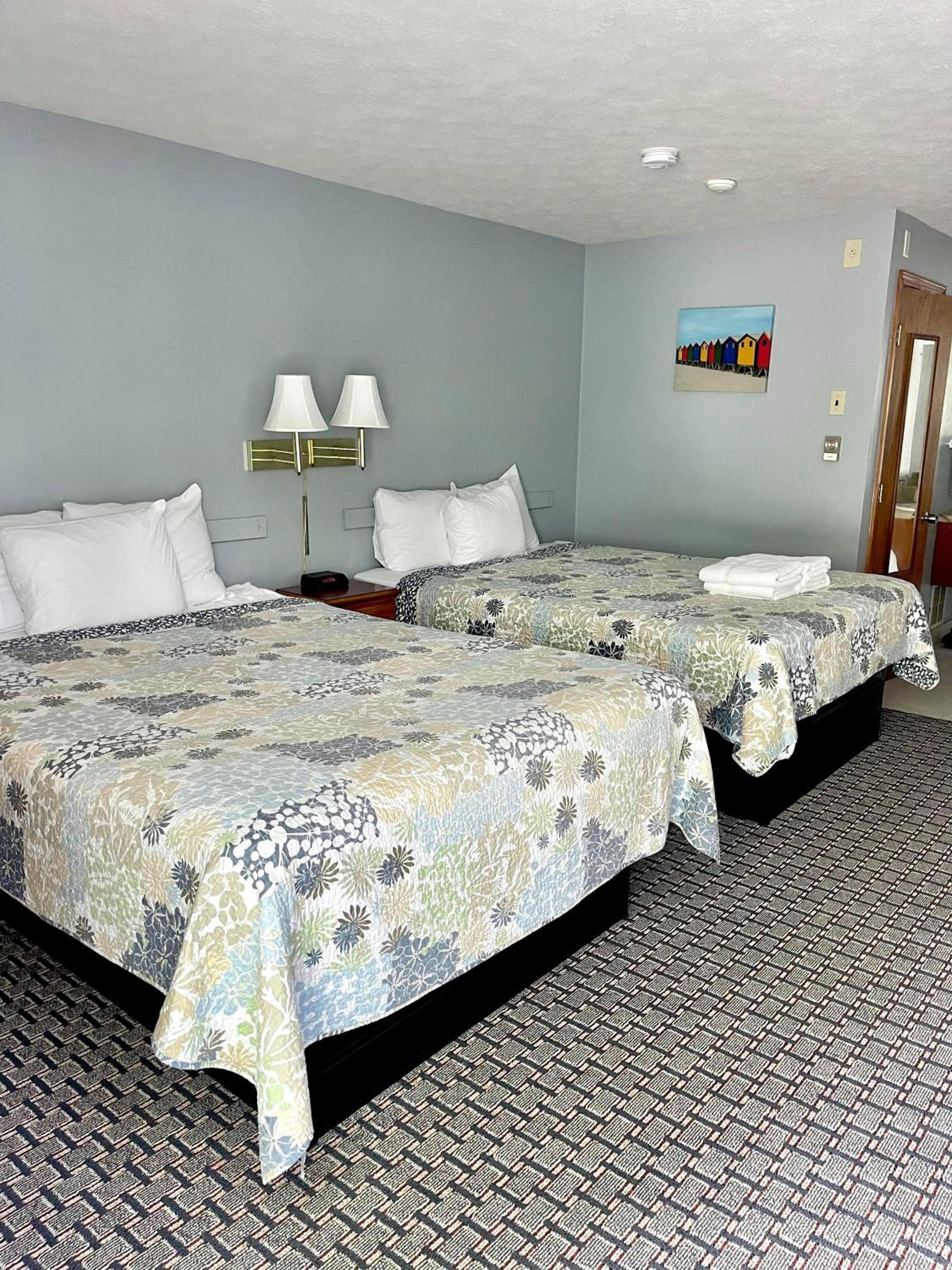 Queen Room with two Queen Beds (Second Floor) photo 2