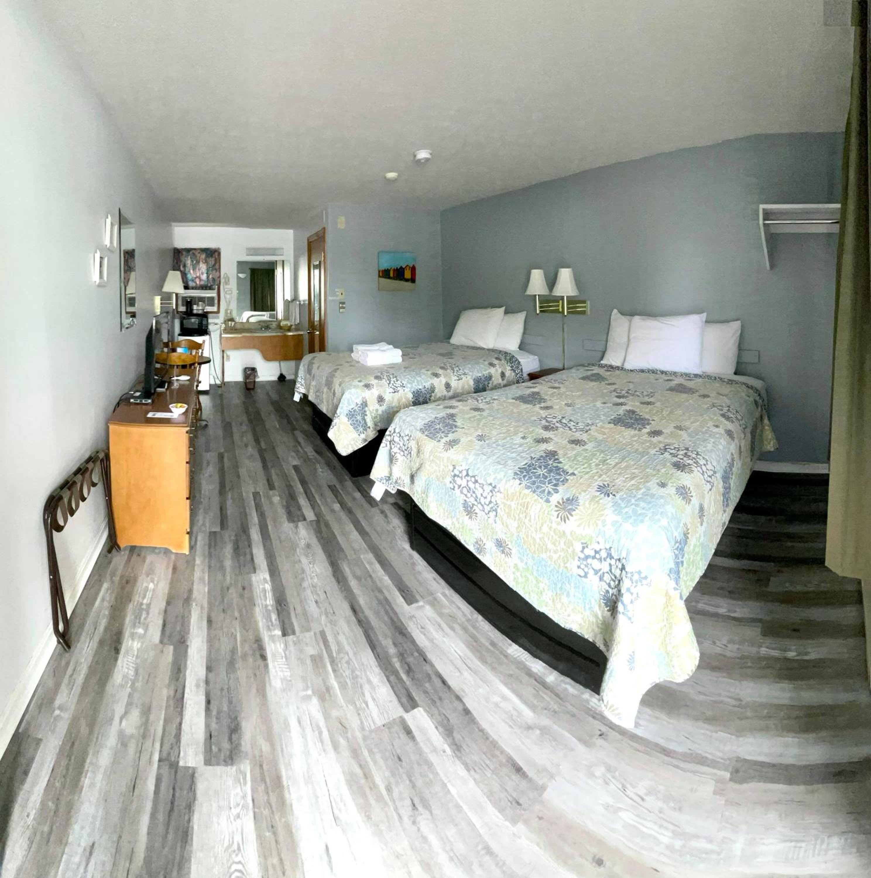 Queen Room with Two Queen Beds (First Floor) photo 3