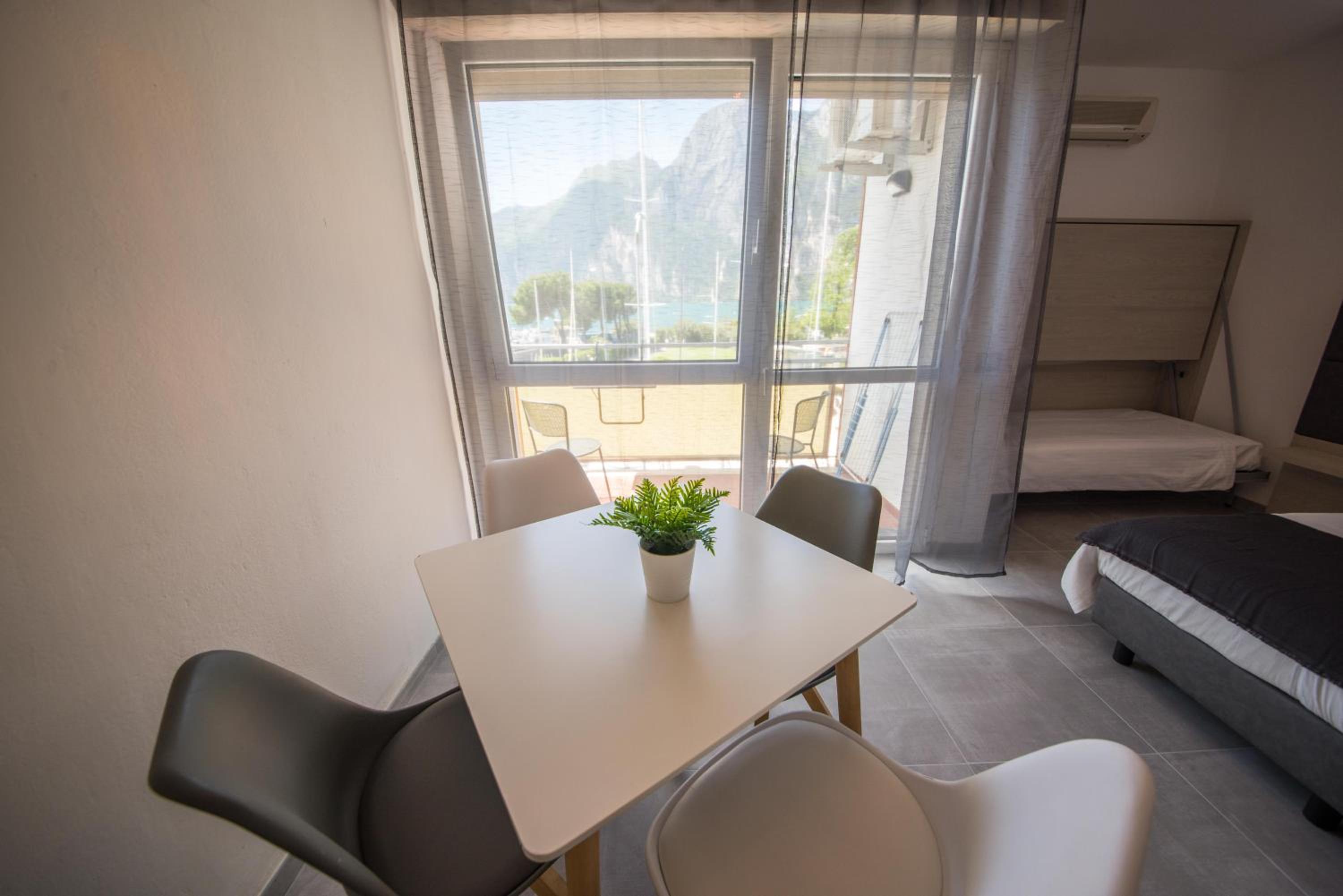 Studio with Balcony and Lake View photo 3