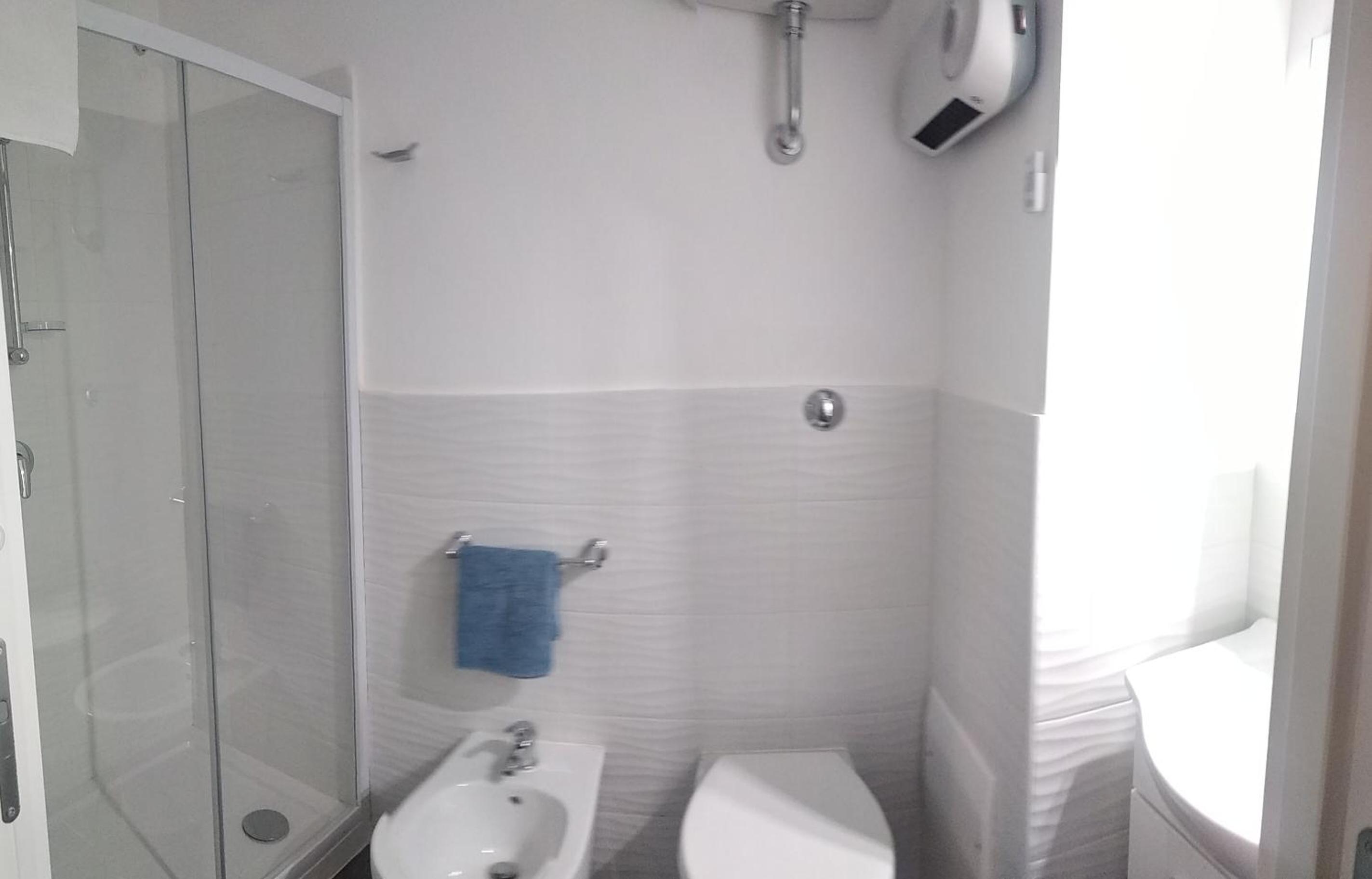 Double Room with Private Bathroom - Photo 4