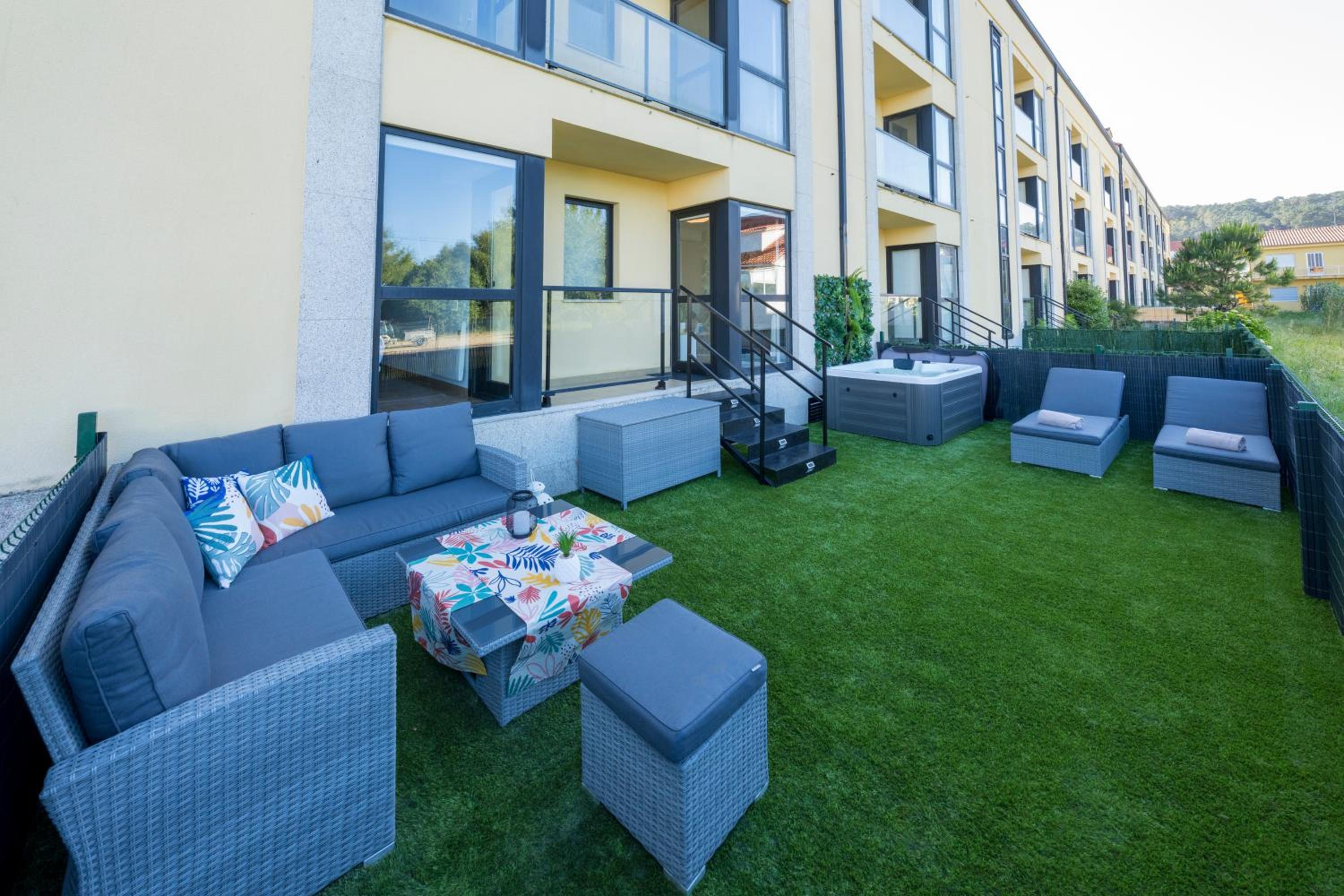 Two-Bedroom Apartment with Jacuzzi, Terrace and Sea View photo 2