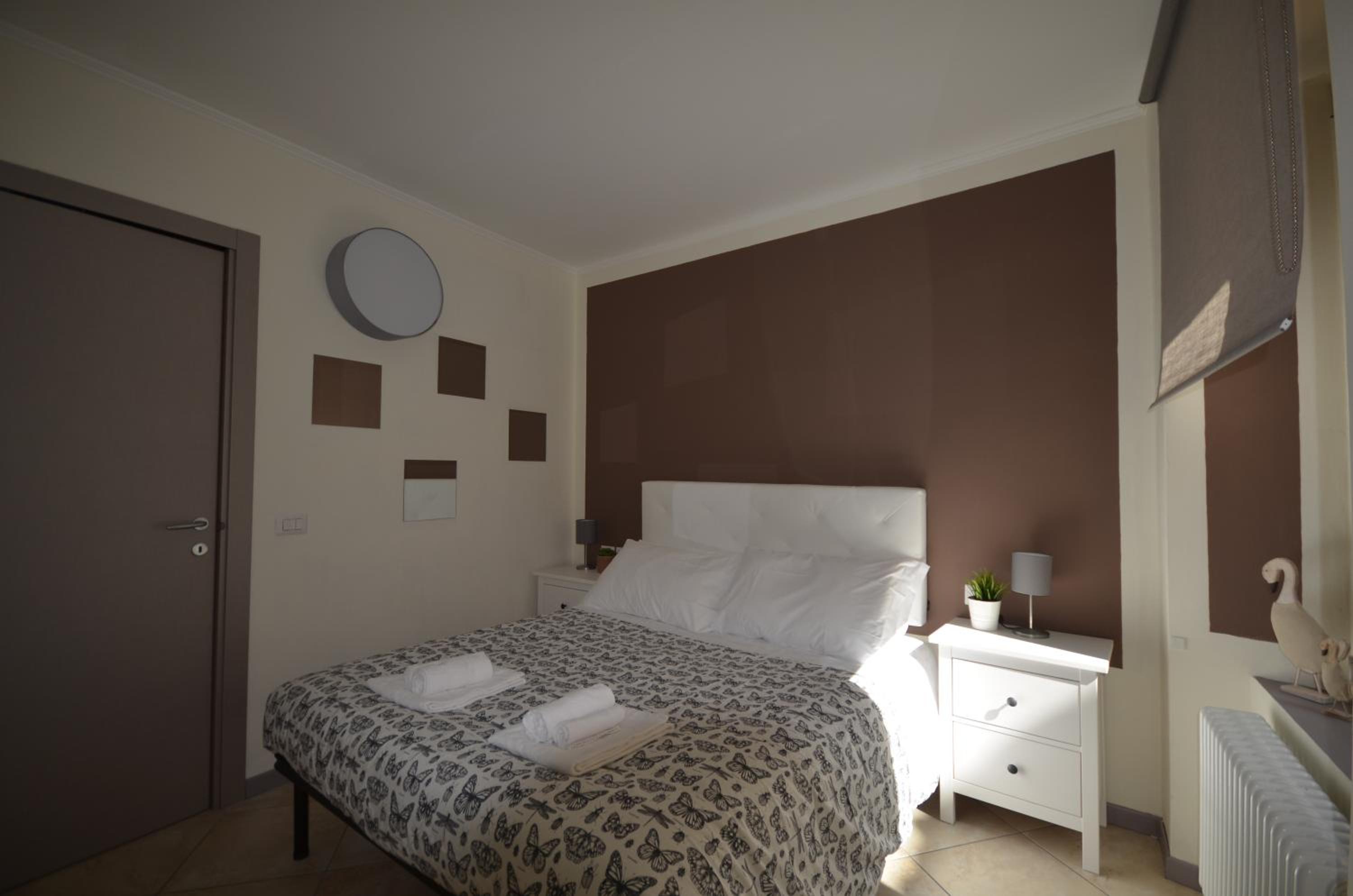 One-Bedroom Apartment with Lake View