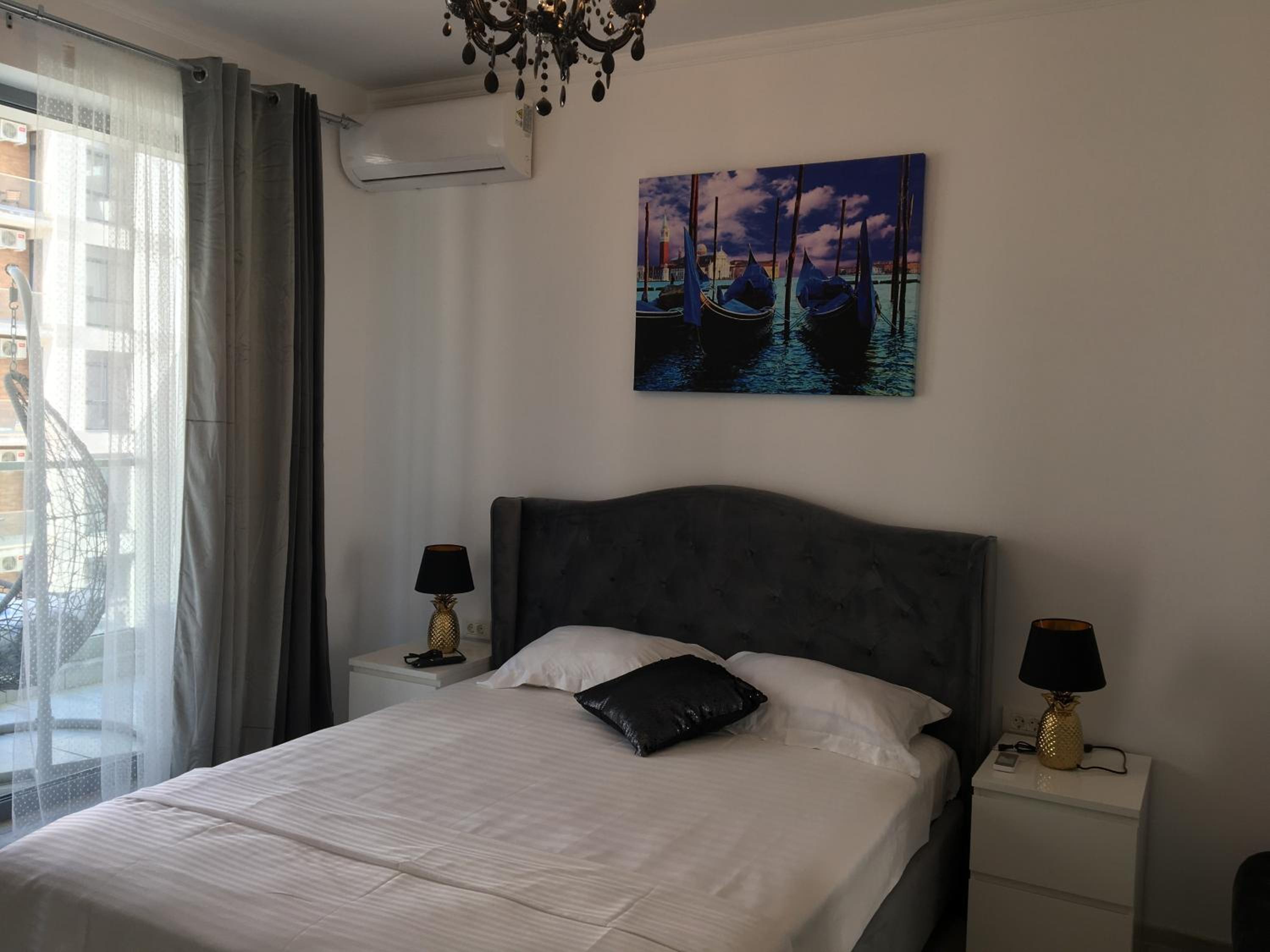 One-Bedroom Apartment photo 1