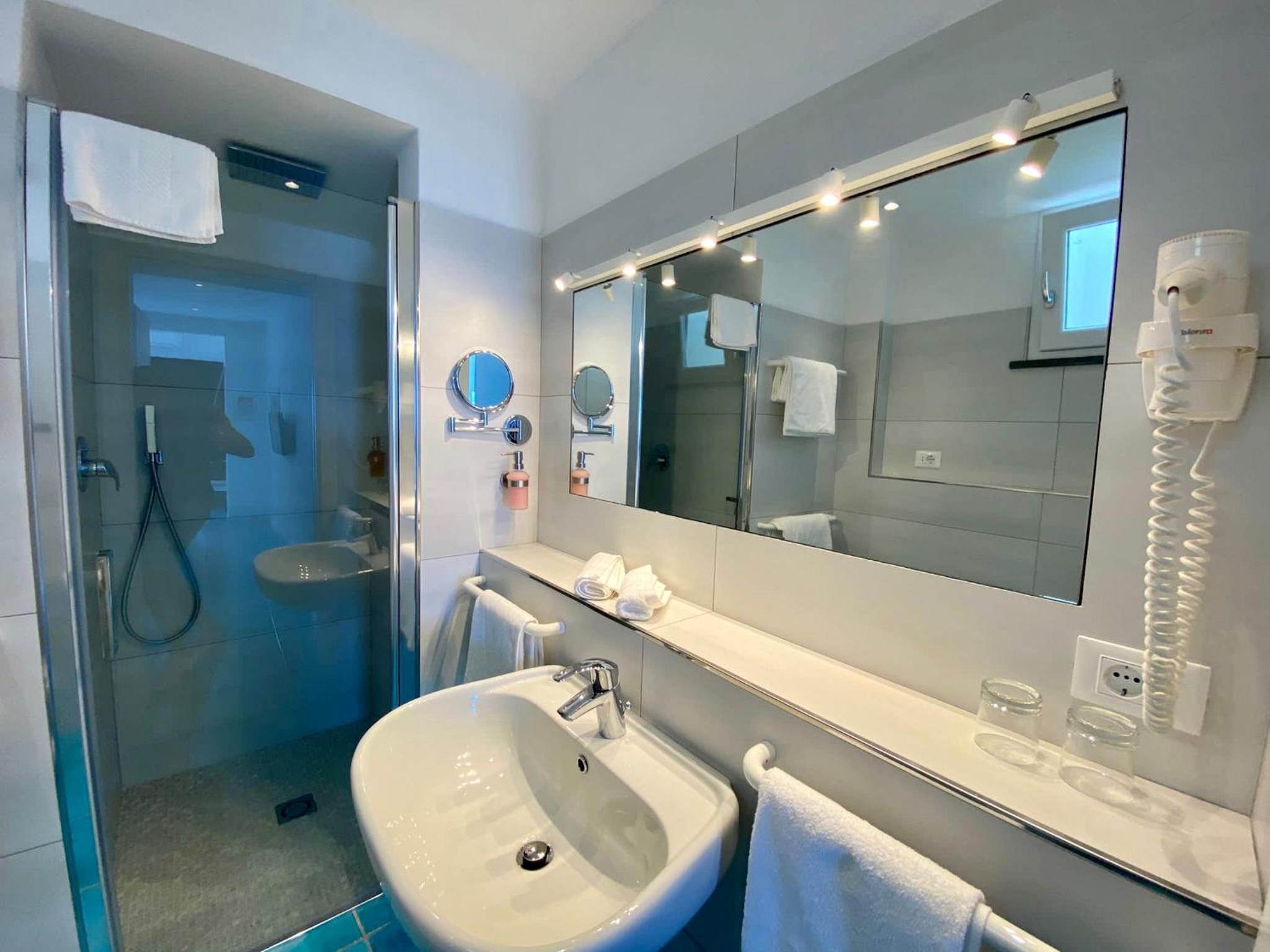 Junior Suite with Terrace and Sea View - Photo 11