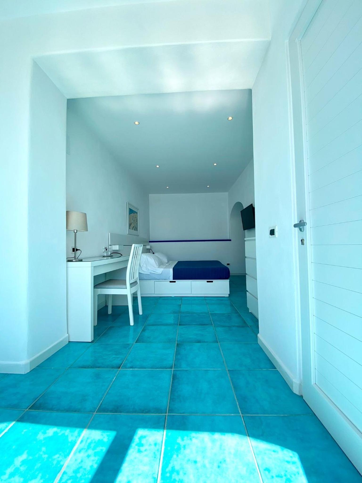 Junior Suite with Terrace and Sea View - Photo 5