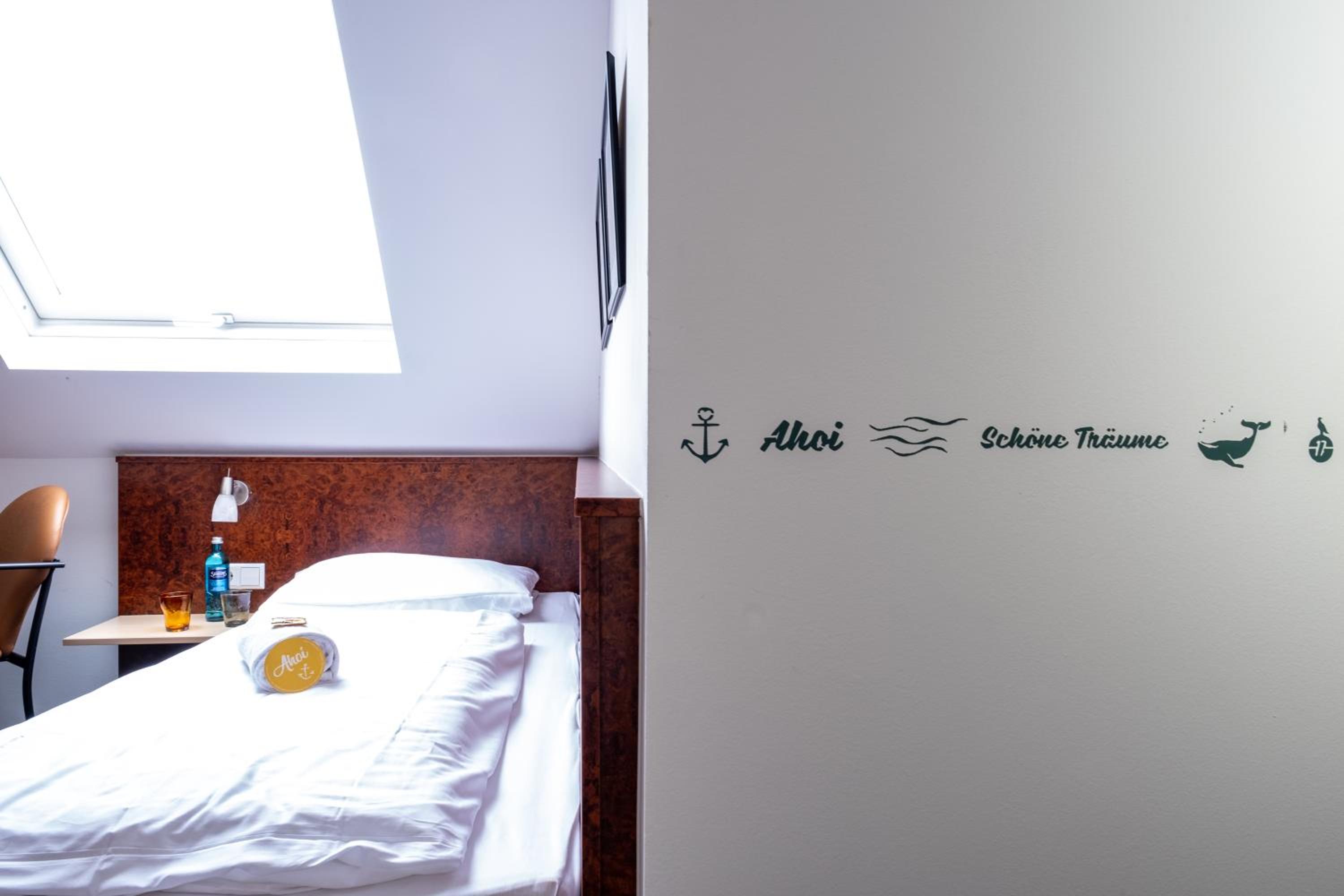 Standard Twin Room - Photo 3